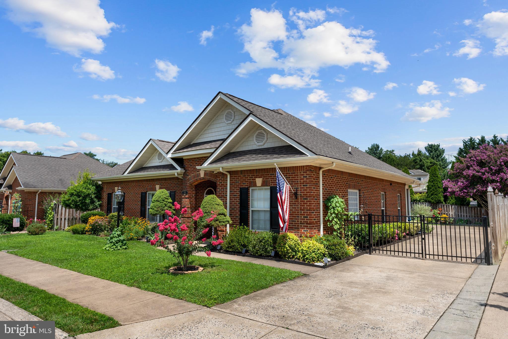 CARRIAGE HOUSE CHASE - Residential