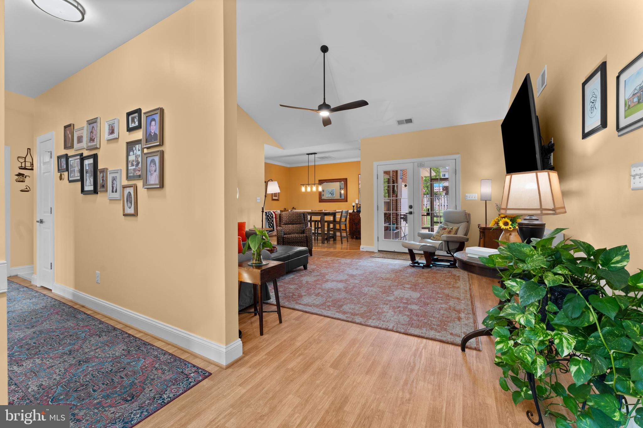 CARRIAGE HOUSE CHASE - Residential