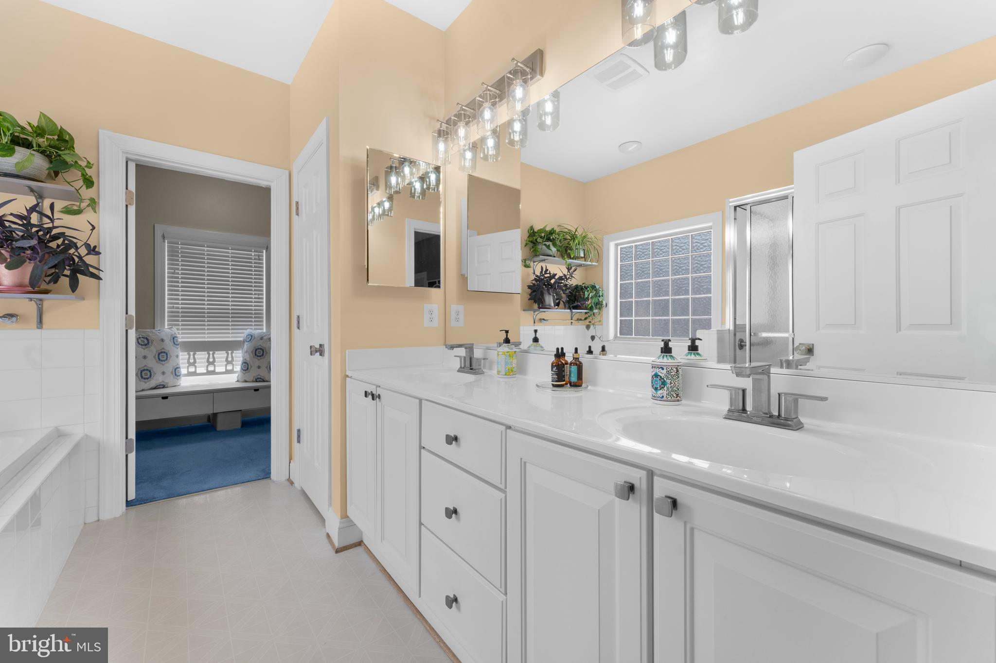 CARRIAGE HOUSE CHASE - Residential