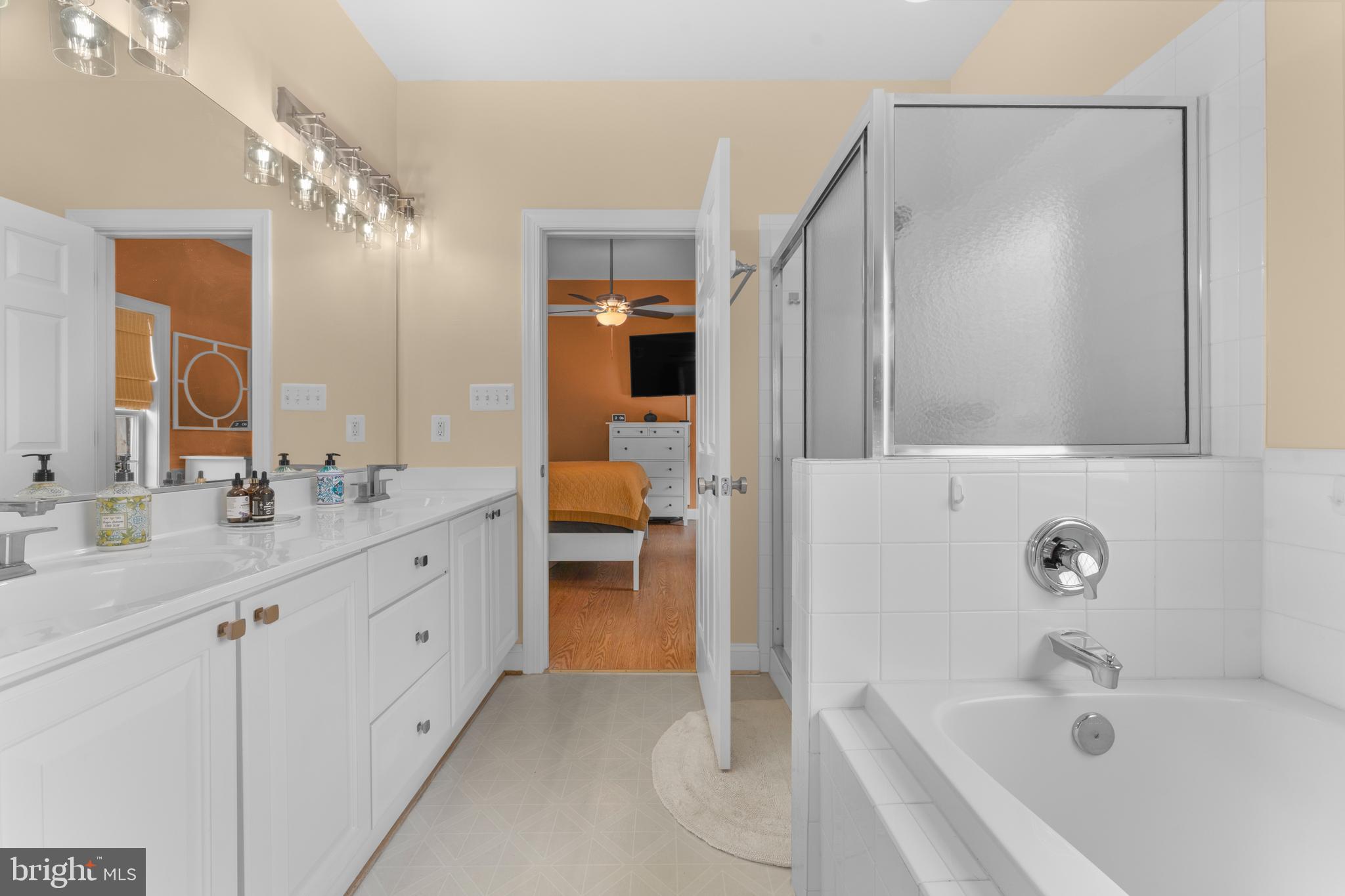 CARRIAGE HOUSE CHASE - Residential