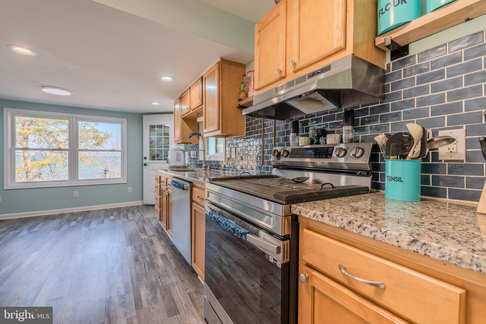 HOLLYWOOD SHORES - Residential