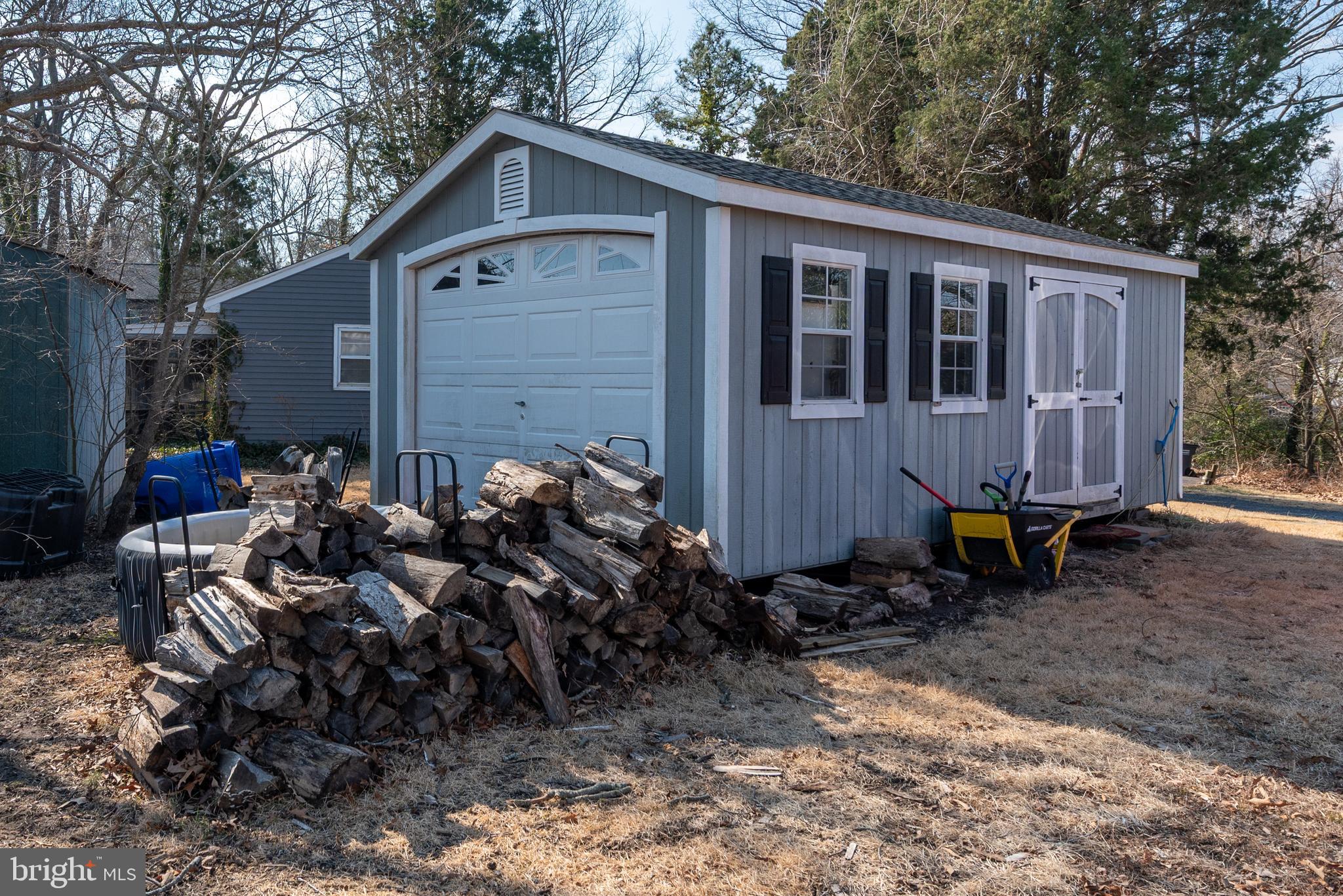 HOLLYWOOD SHORES - Residential