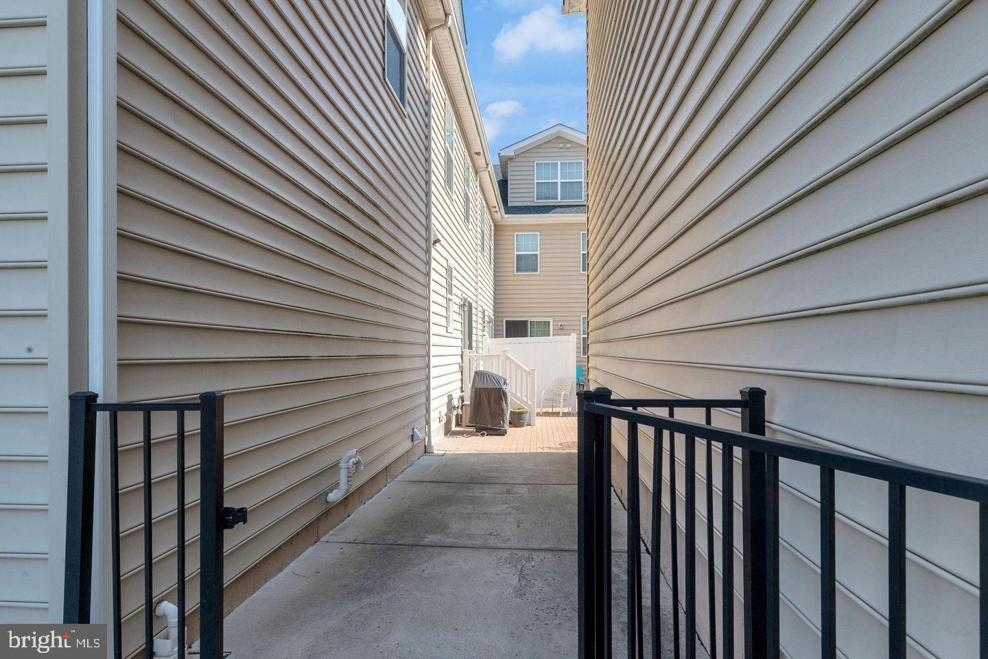 CARRIAGE HILL - Residential Lease