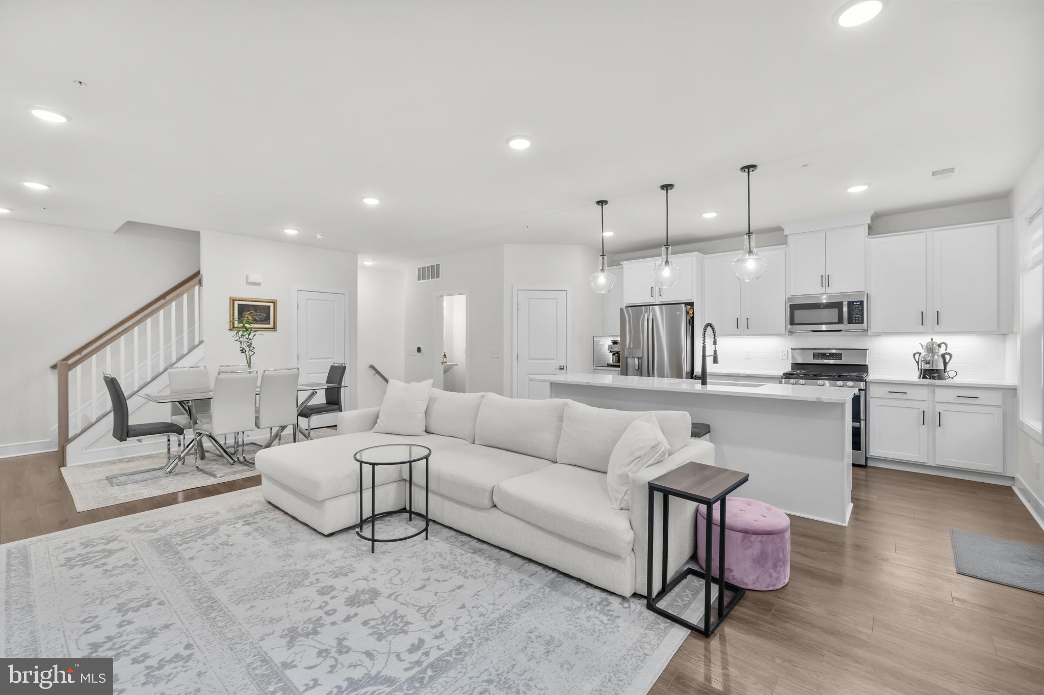 43255 FARRINGDON SQUARE