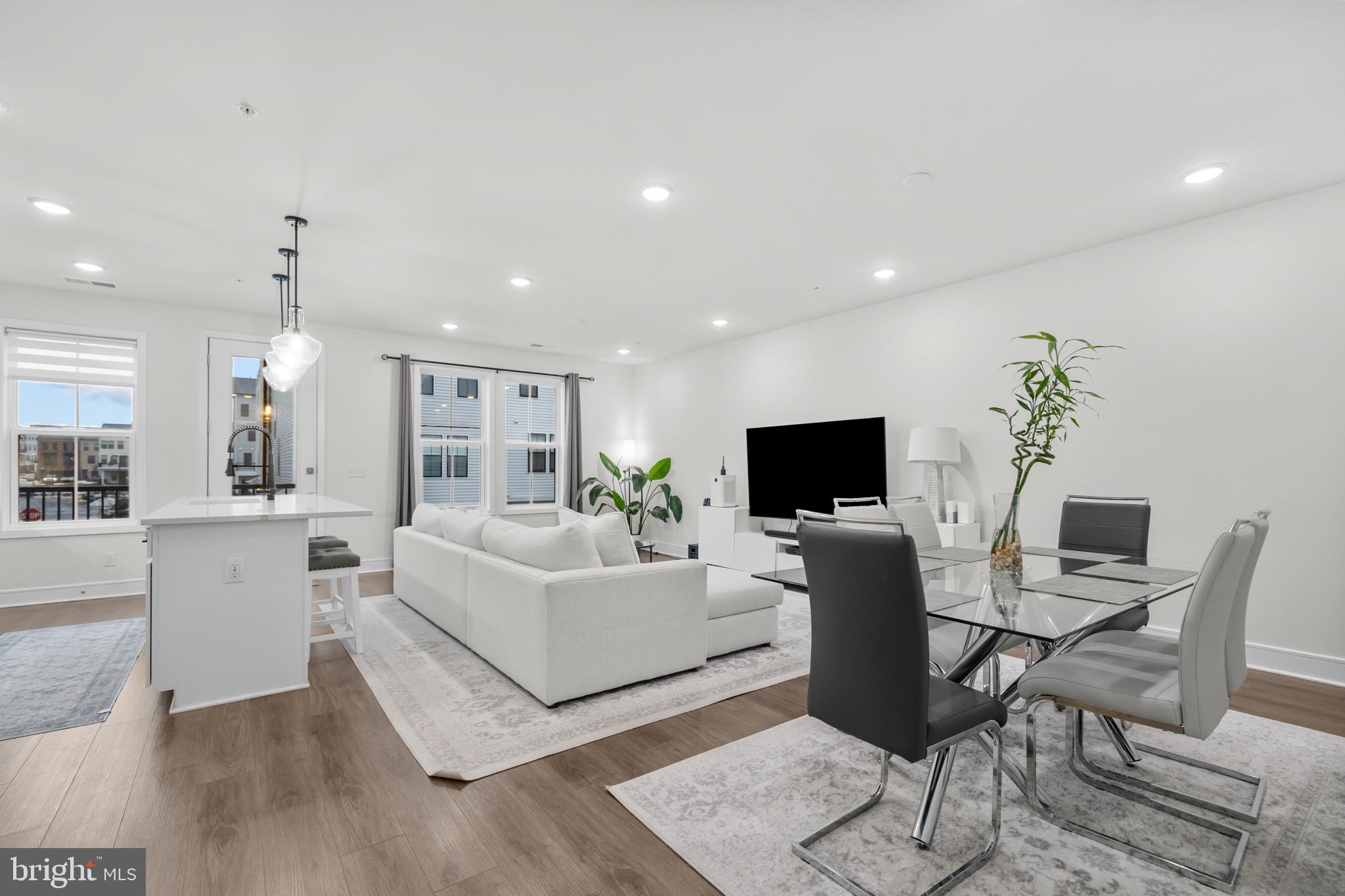 43255 FARRINGDON SQUARE