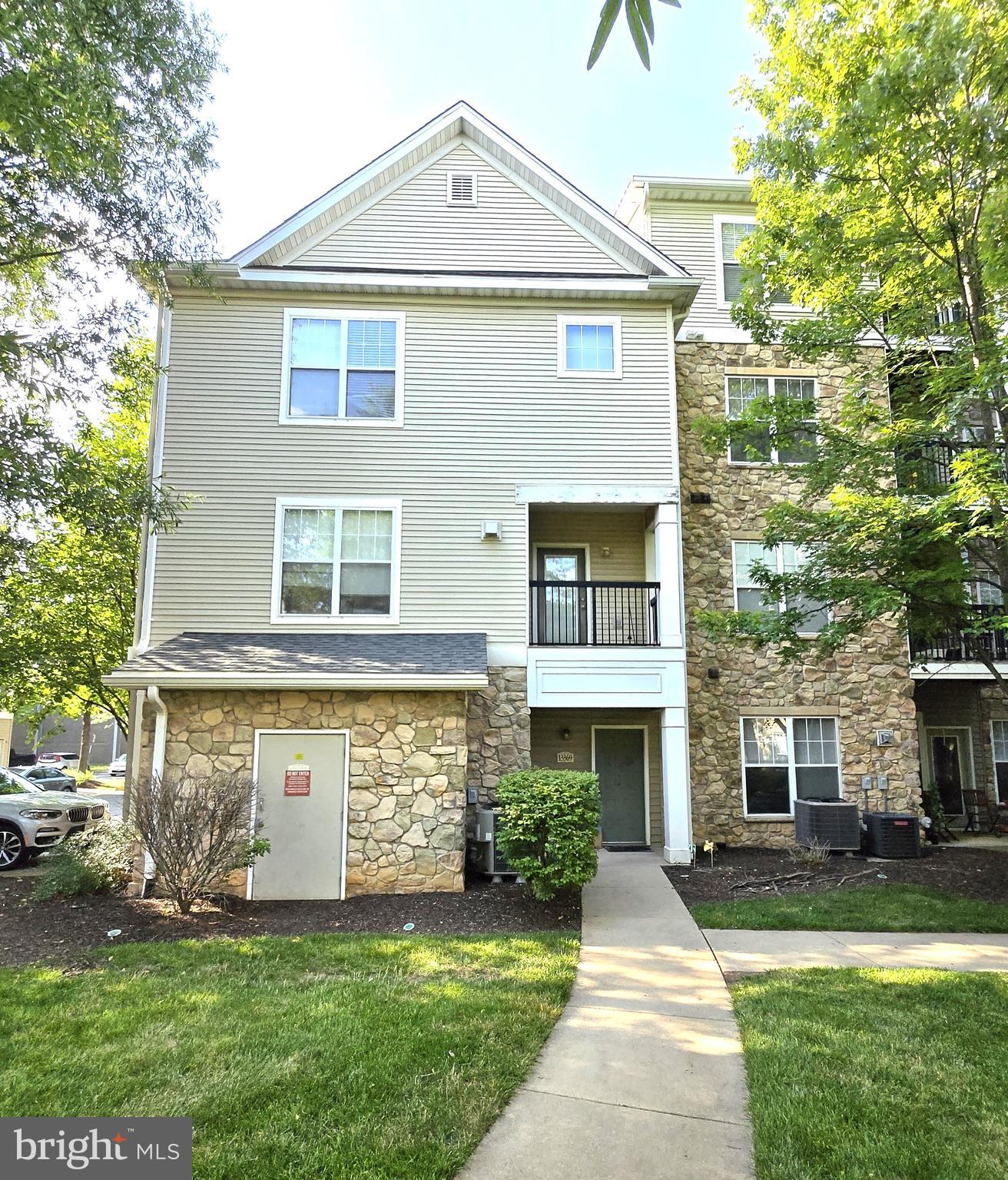 WOW! WHAT A BEAUTIFUL 3 LEVEL TOWNHOUSE CONDO! * THEODORE MODEL* WITH ATTACHED 1 CAR GARAGE & 1 CAR DRIVEWAY SPACE *2 BEDROOMS, 2 FULL BATH* END UNIT OVERLOOKING THE POOL, FITNESS CENTER, PLAYGROUND AREA & WALKING PATHS*GAS FIRPLACE* OPEN KITCHEN WITH HUGE GRANTIE ISLAND* ENJOY MORNING COFFEE AT WORK/COMPUTER STATION NEXT TO BALCONY *MEDIA CENTER*POOL*EXCERCISE ROOM*CLUB HOUSE*GATED COMMUNITY * BEDROOM LEVEL LAUNDRY ROOM* WALKIN CLOSETS AND DECENT BEDROOM SIZE* LOTS OF NATURAL LIGHT THRU MANY WINDOWS THROUGHT ON BOTH UPPER LEVELS* CLOSE TO FAIR LAKES SHOPPING AND INTERSTATE*VACANT AND READY TO SHOW!