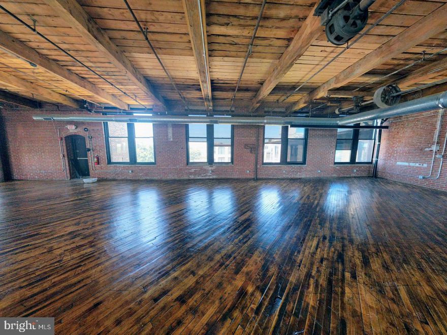 Discover the perfect workspace with this beautiful studio, designed for office use. Located in the heart of Jasper Studios, this unit is filled with natural light, has stunning hardwood floors, and is equipped with AC and Gas heating for year-round comfort. The space also offers a full kitchen with an in-unit sink.
The unit also includes 3 bathrooms for convenience and a janitor closet for easy maintenance! This space is ready for immediate occupancy and offers an inspiring atmosphere to boost productivity. Ideal for businesses looking for a comfortable, professional setting. Don't miss out on this fantastic opportunity!