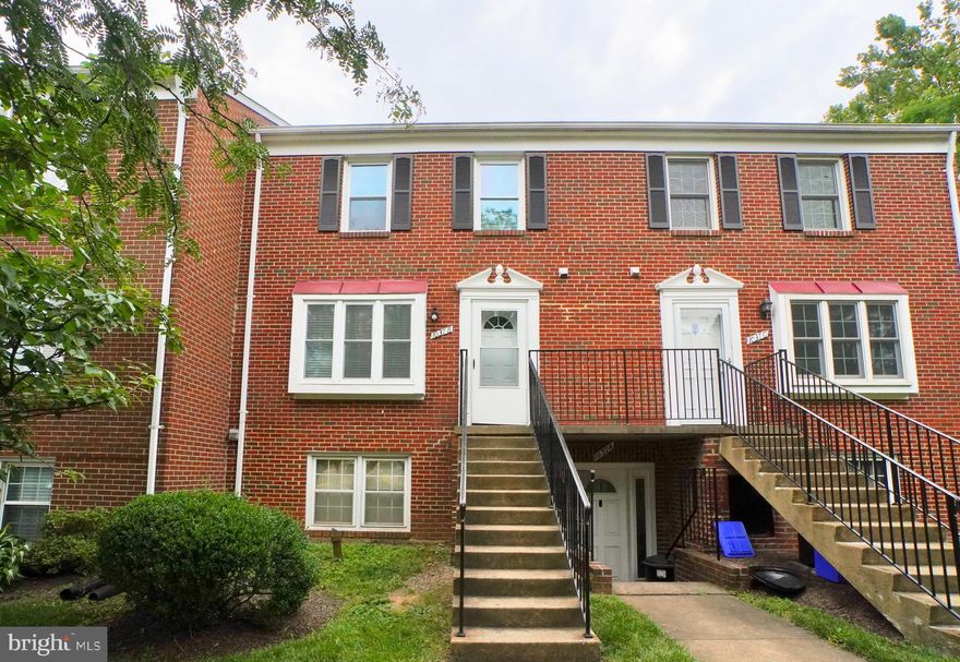 This Wonderful Townhouse Condo has many updates! Great for first time home buyers. Everything update.
It wont last long, Great Location