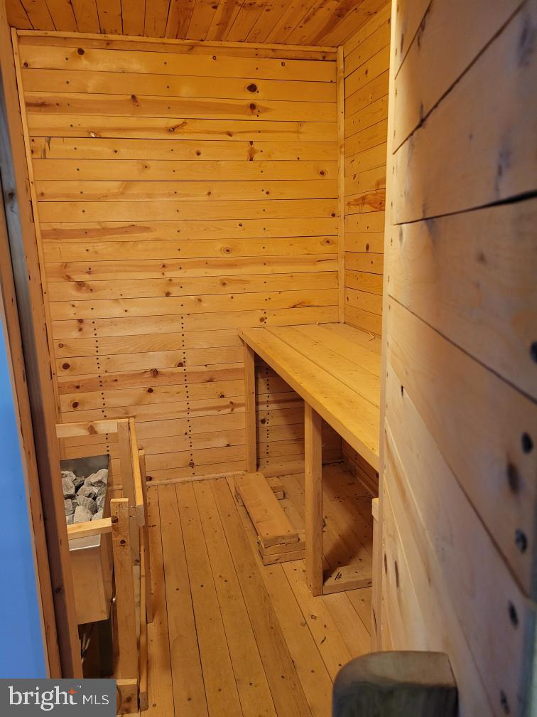 SUBURBIA - Residential