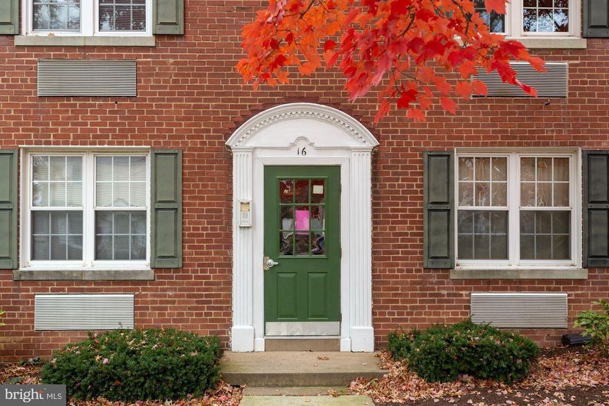 Your golden opportunity to own a light and bright corner-unit home just blocks away from charming Del Ray shopping and dining and the NEW Potomac Yard metro station (set to open Fall 2022)! Close proximity to the upcoming Amazon HQ2 complex, as well. This condo, which boasts  hardwood floors under carpet, is in the popular, pet-friendly Ashburn Village complex which features a common area laundry room and mature, well-groomed landscaping. Just minutes to I-395 and the 495 beltway, Shirlington, Old Town Alexandria, and a mini-commute to downtown DC! This gem awaits some “polishing” and will shine with your TLC. Short sale pending lender approval. Hurry...go today!
ALL OFFERS DUE 10 AM, WEDNESDAY, DECEMBER 15TH!