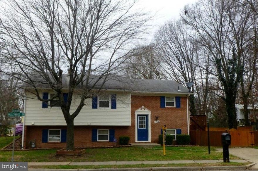 GREAT OPPORTUNITY IN THE HEART OF LAKE RIDGE*UPDATES THROUGH-OUT(BATHS, KIT, ETC)* NEUTRAL DECOR*SPACIOUS OPEN FLOOR PLAN FEATURES 2 FINISHED LEVELS 4 BRs and 2 BAs**KITCHEN FEAT GAS COOKING FOR THE GOURMET CHEIF*EXTERIOR FEATURES CUSTOM DECK OVERLOOKING LEVEL YARD WITH NEW PRIVACY FENCE*LL FEATURES A LG RR, 4th BR(not to code as is) AND STORAGE*A MUST SEE* READY TO MOVE IN AND START THE NEW YEAR*