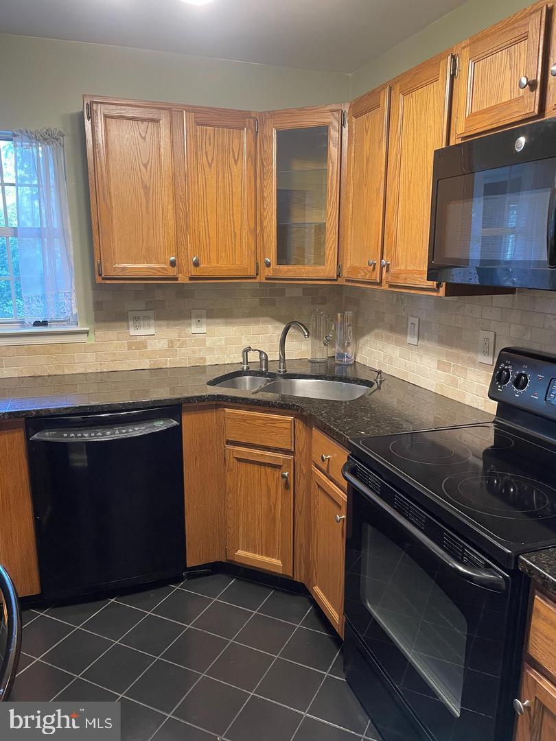 VILLAGE SHIRES - Residential Lease