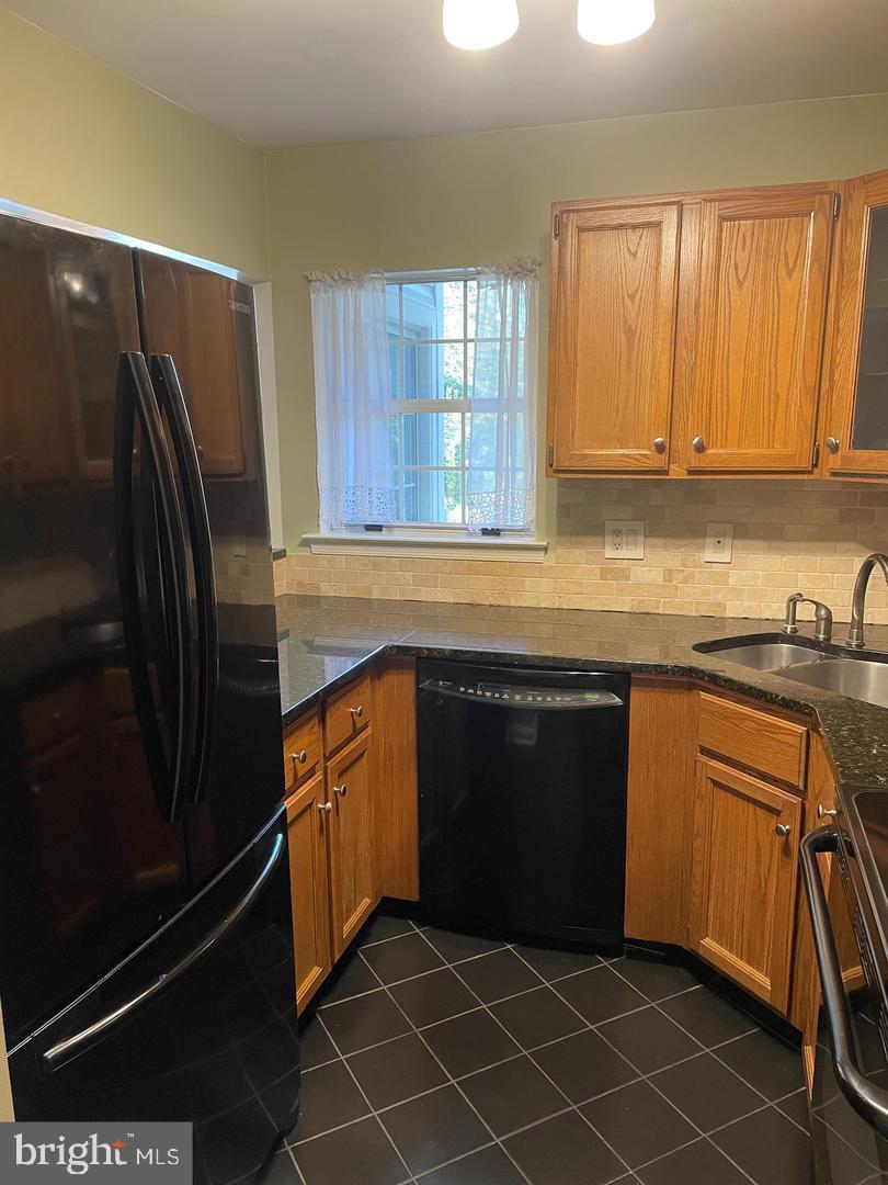 VILLAGE SHIRES - Residential Lease