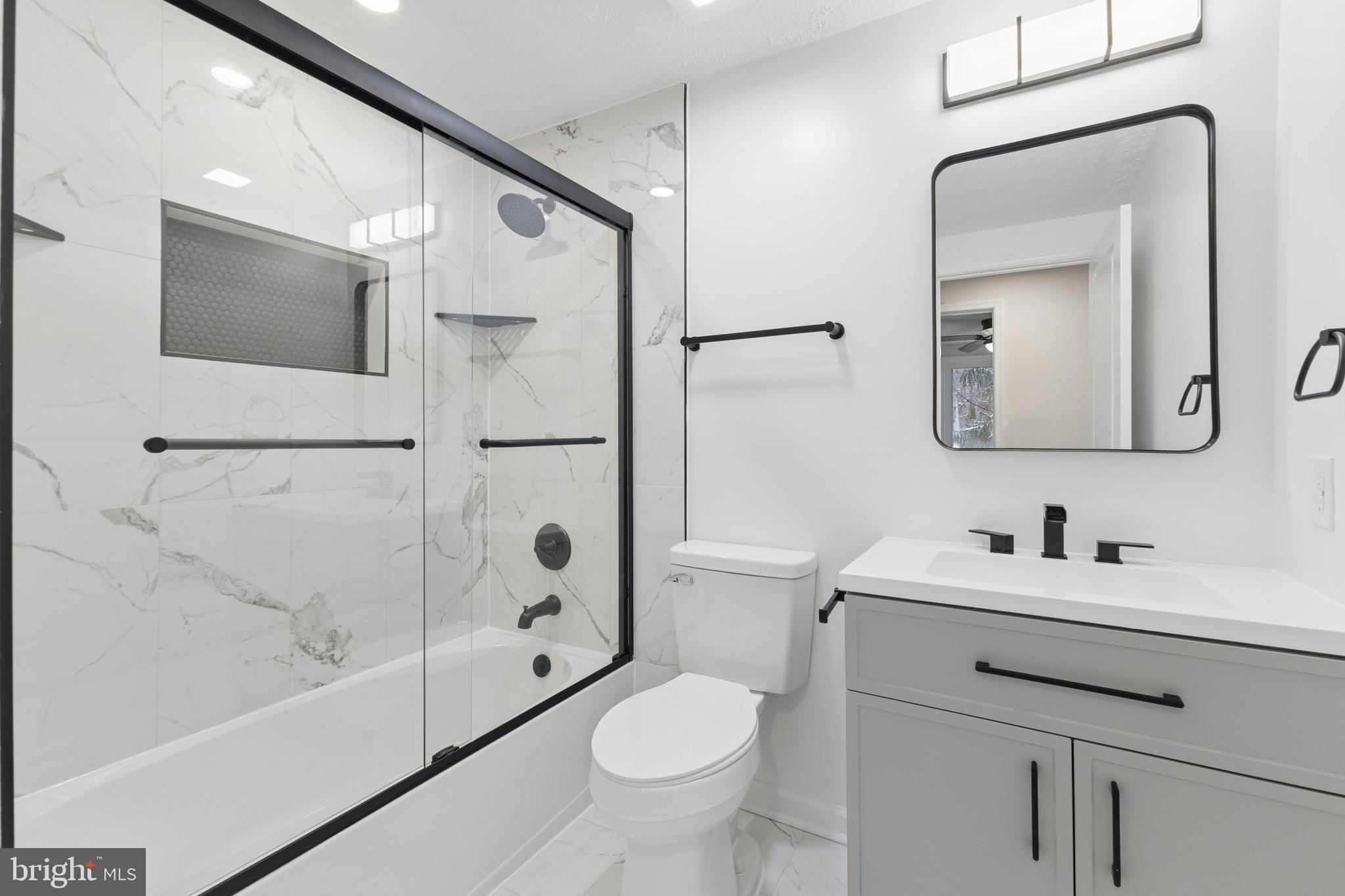 COUNTRY CLUB LAKE - Residential