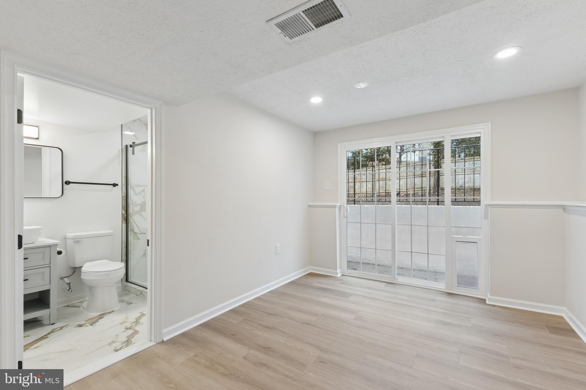 COUNTRY CLUB LAKE - Residential