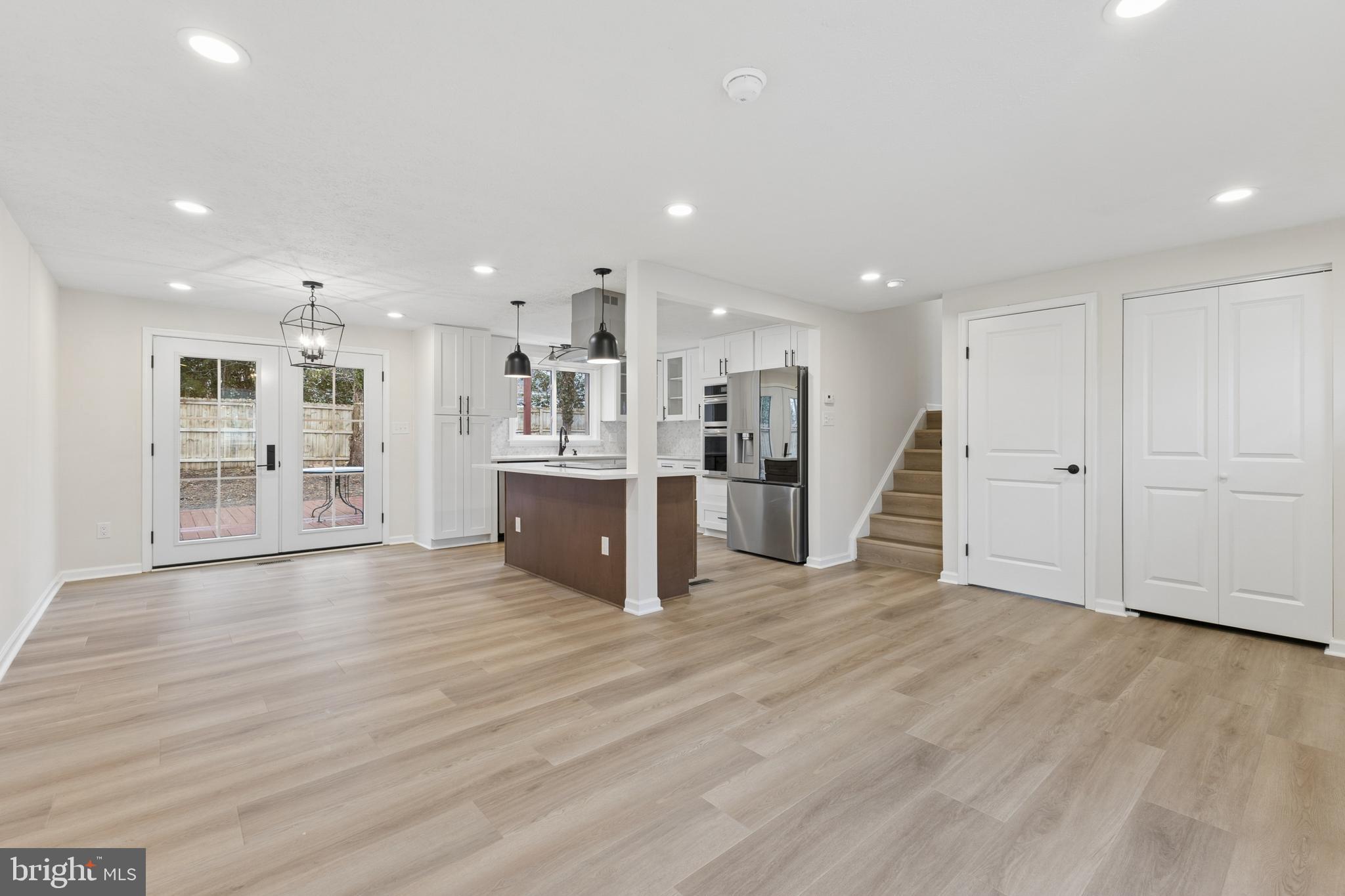 COUNTRY CLUB LAKE - Residential