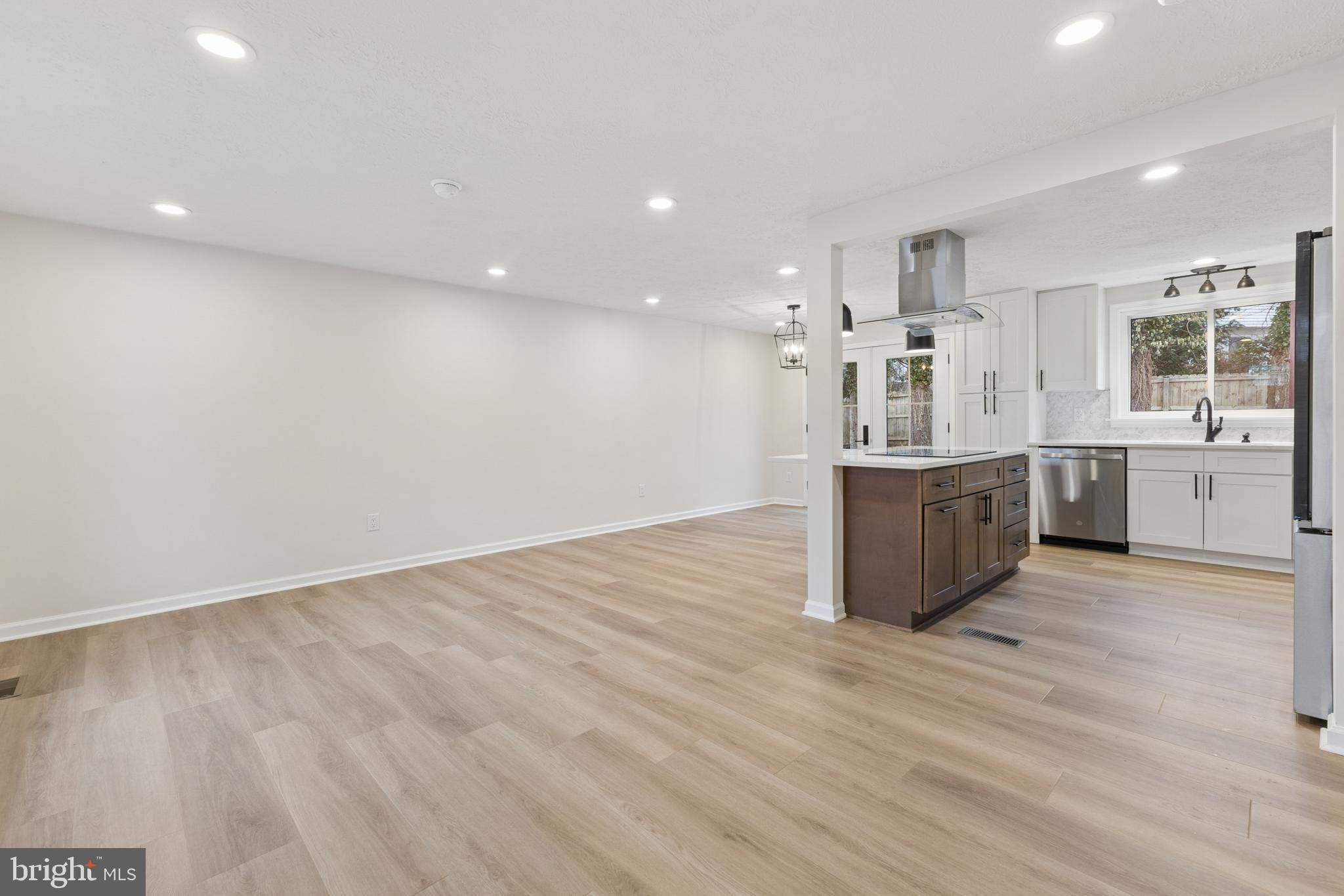 COUNTRY CLUB LAKE - Residential