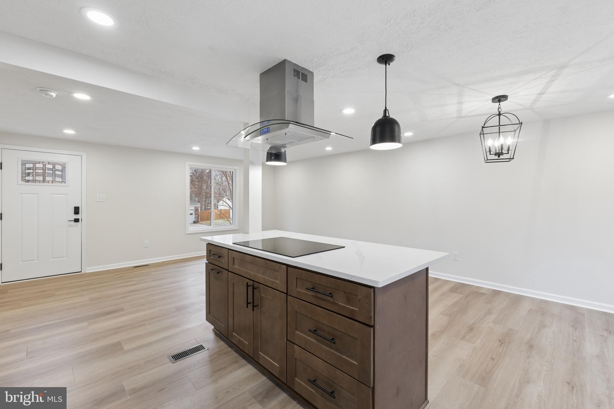 COUNTRY CLUB LAKE - Residential