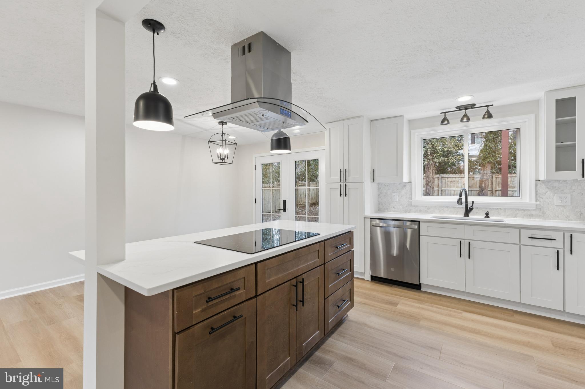 COUNTRY CLUB LAKE - Residential