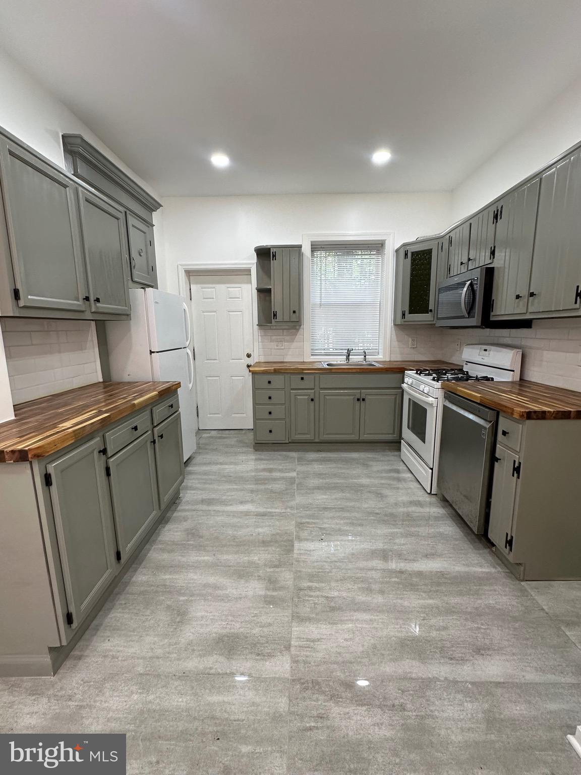 HUNTING PARK - Residential Lease