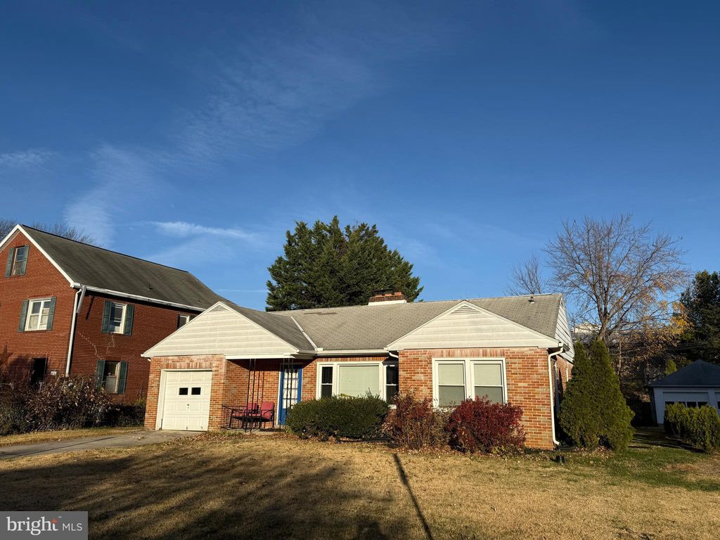 Photo of 685 Colonial Avenue, YORK, PA 17403 (MLS # PAYK2093986)