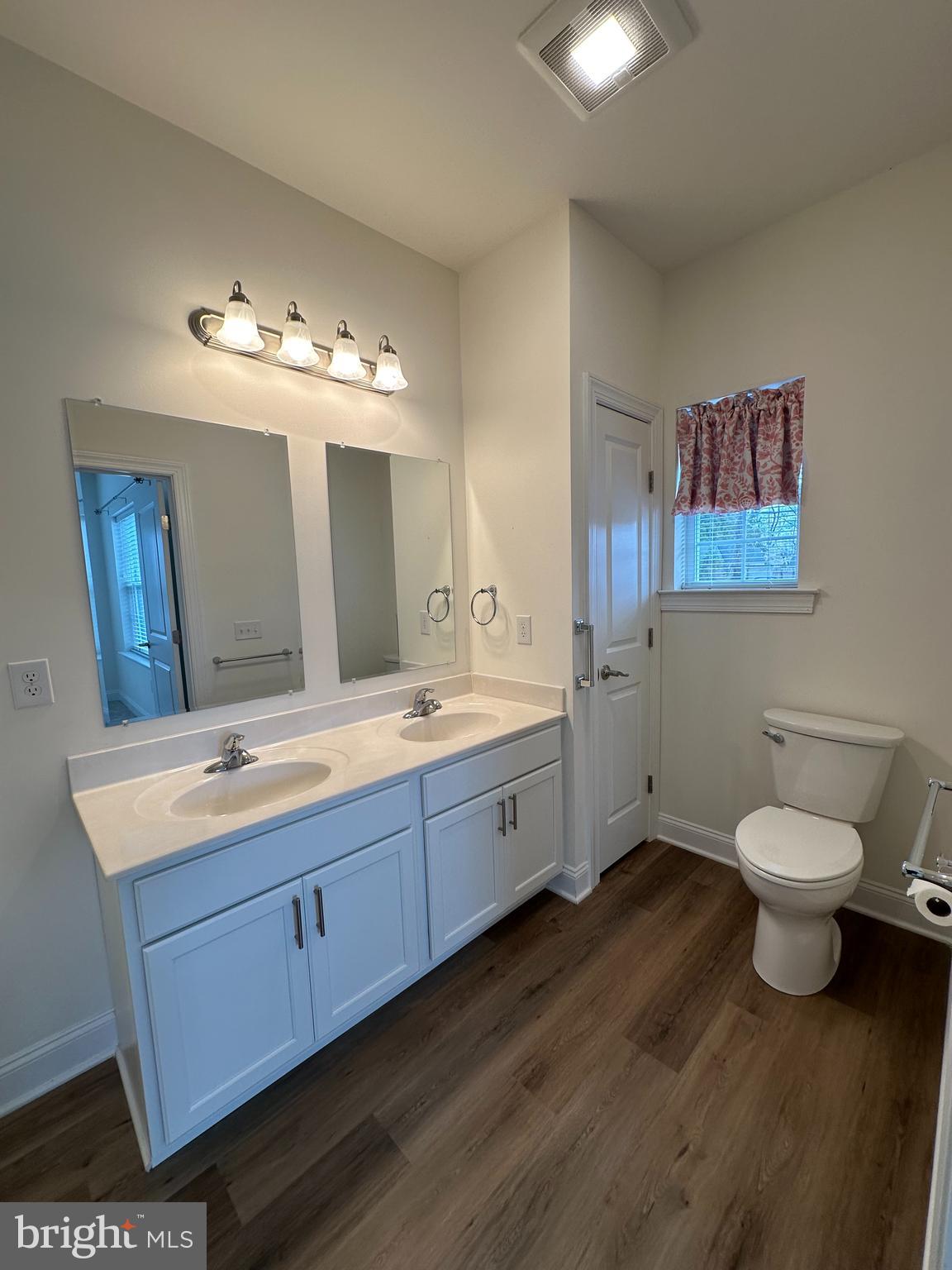 RESIDENCES AT BROOKHAVEN GLEN - Residential Lease