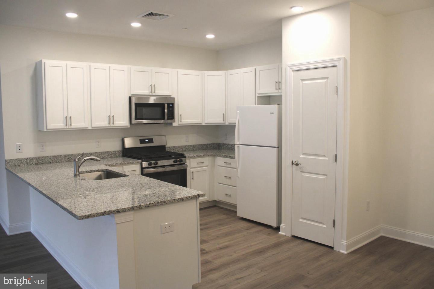 RESIDENCES AT BROOKHAVEN GLEN - Residential Lease