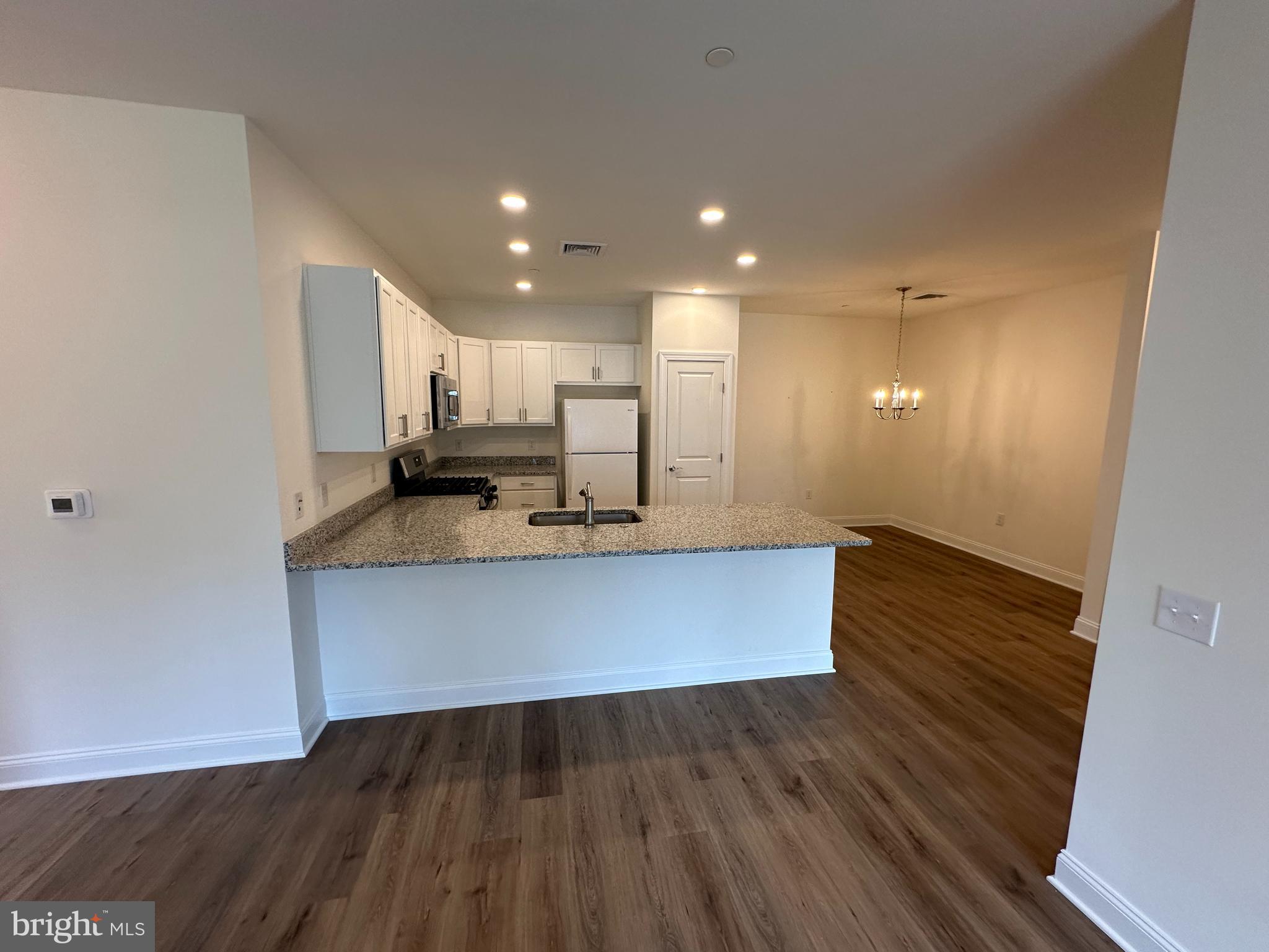 RESIDENCES AT BROOKHAVEN GLEN - Residential Lease