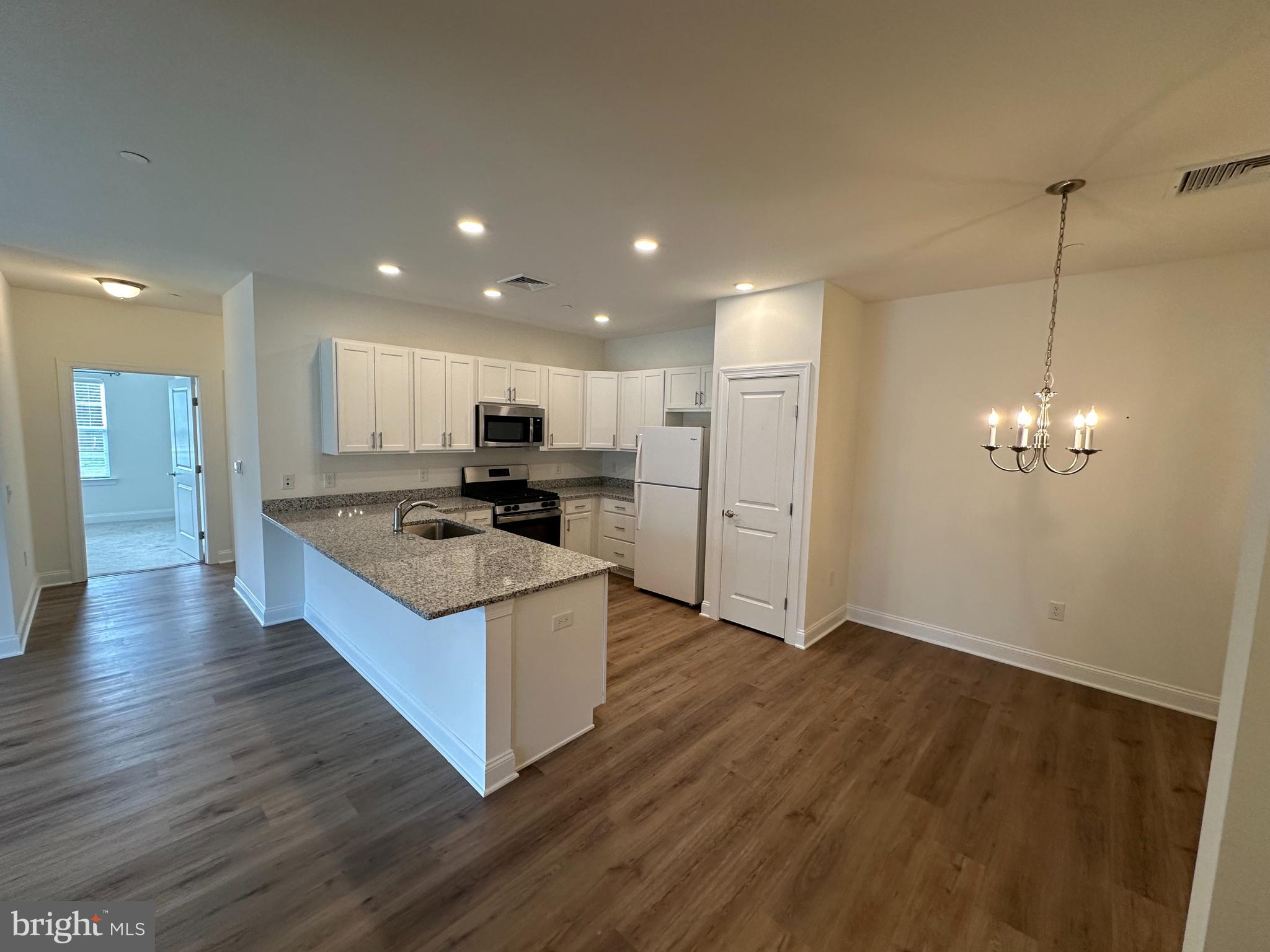 RESIDENCES AT BROOKHAVEN GLEN - Residential Lease