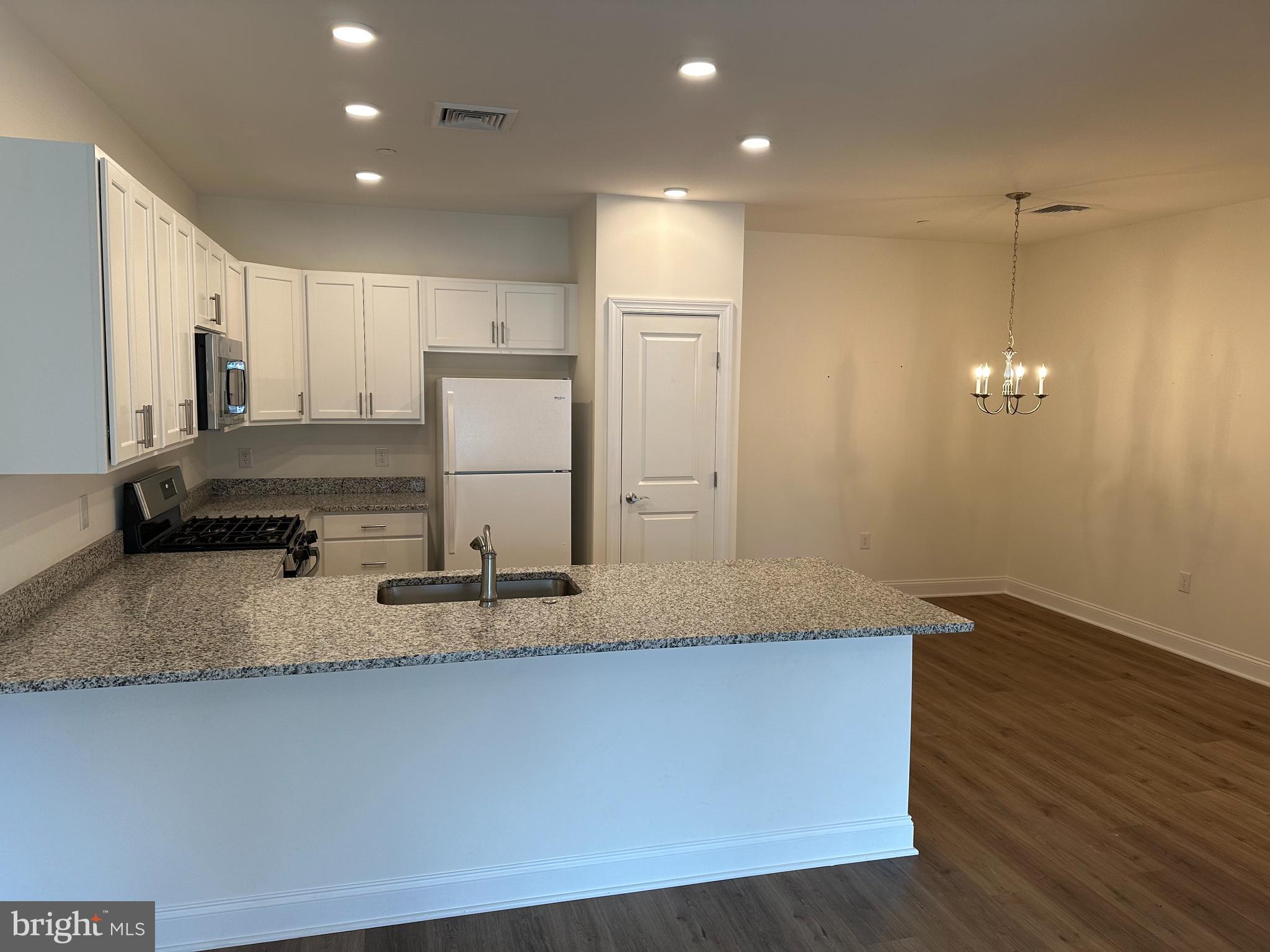 RESIDENCES AT BROOKHAVEN GLEN - Residential Lease