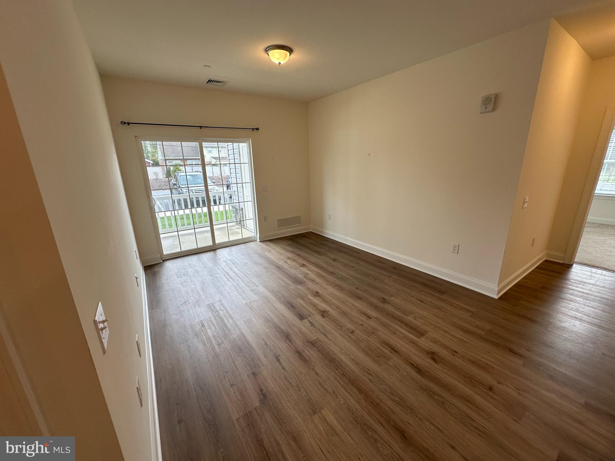 RESIDENCES AT BROOKHAVEN GLEN - Residential Lease