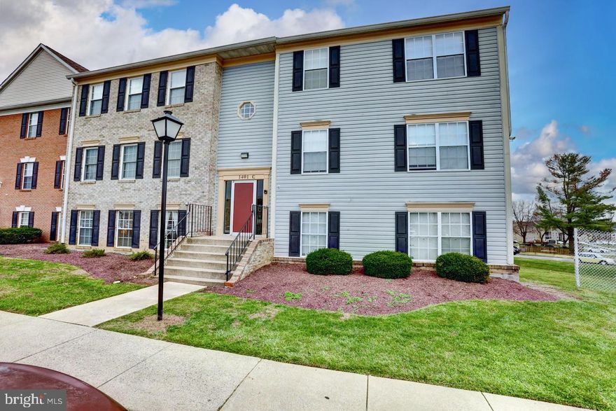 3 Bedroom 2 Full Bath Condo unit on Main Level!!! Close to all main commuter routes. This lovely unit offers a Living Room area, Kitchen with Dining Room, 3 Bedrooms including one with a private attached Bath.