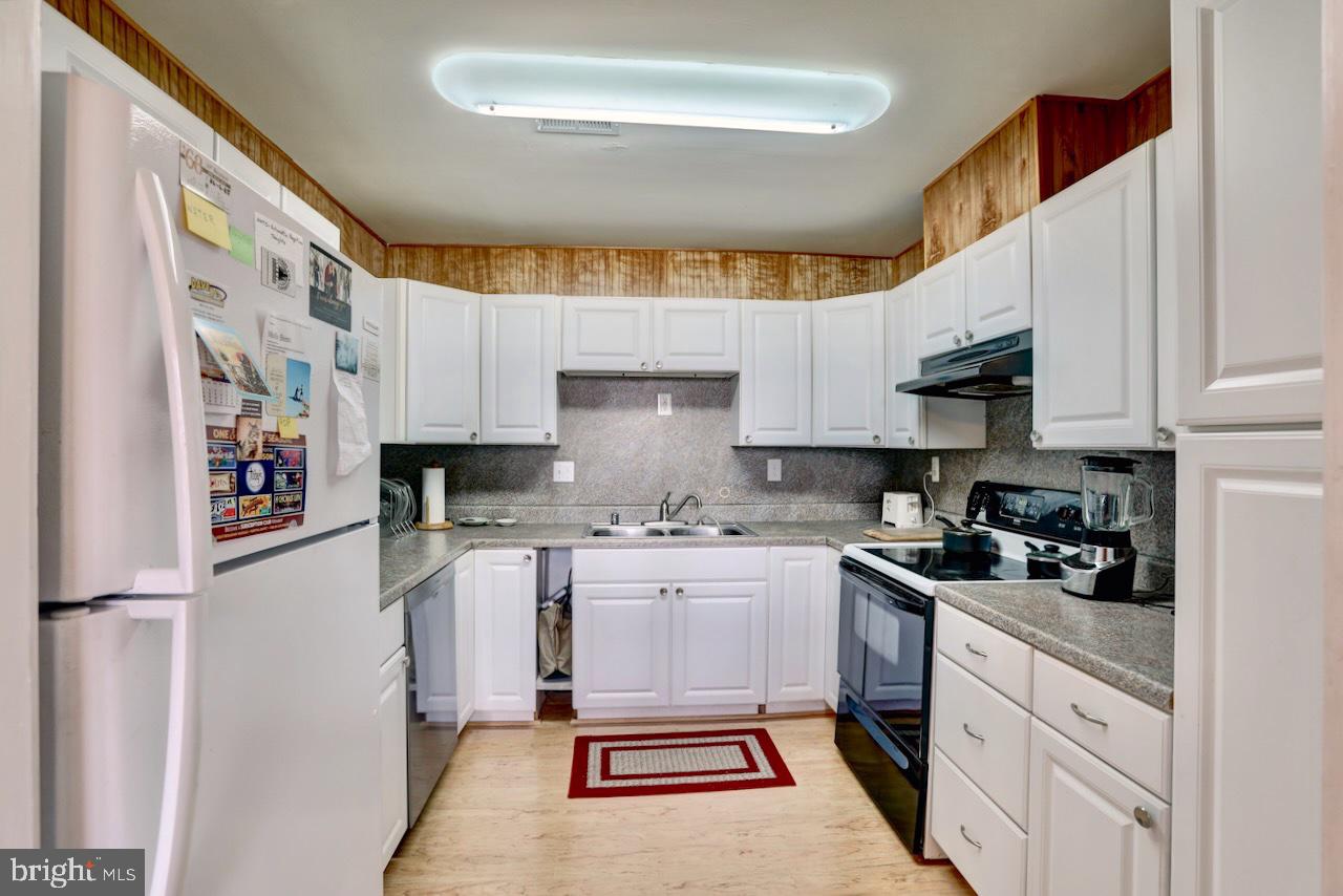 PARKWAY CONDOMINIUMS - Residential