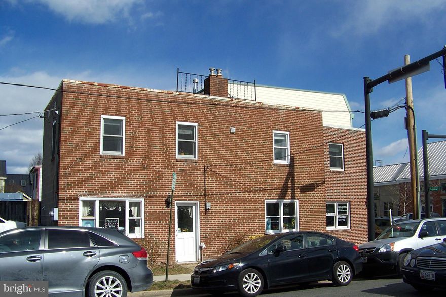 Old Town Living! 3 blocks to Braddock Metro! Lovely large 1 bedroom with lots of southern exposure sunshine. Oversized dining room perfect for office area. Updated bath and kitchen, wall to wall carpet, in unit washer/dryer and recessed lighting. Free off-street parking 6 days a week and plenty of street parking. Apprx 800+ finished sqr feet. No PETS/SMOKING