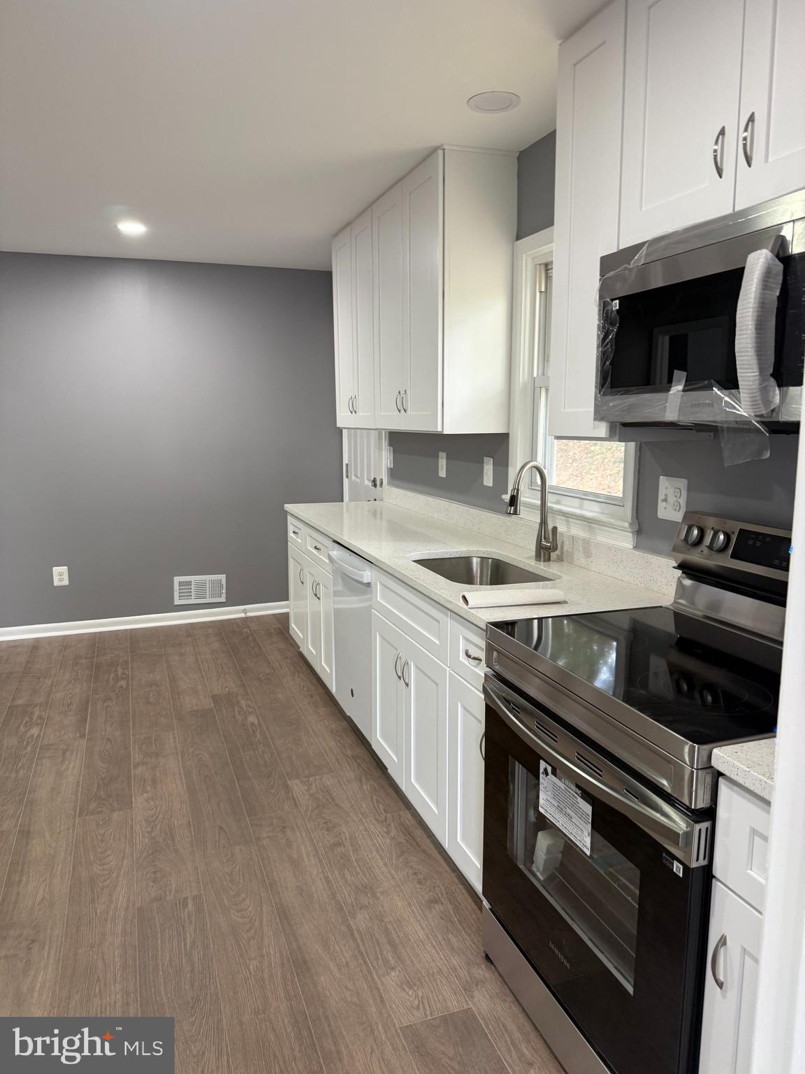 DANIA HILLS - Residential