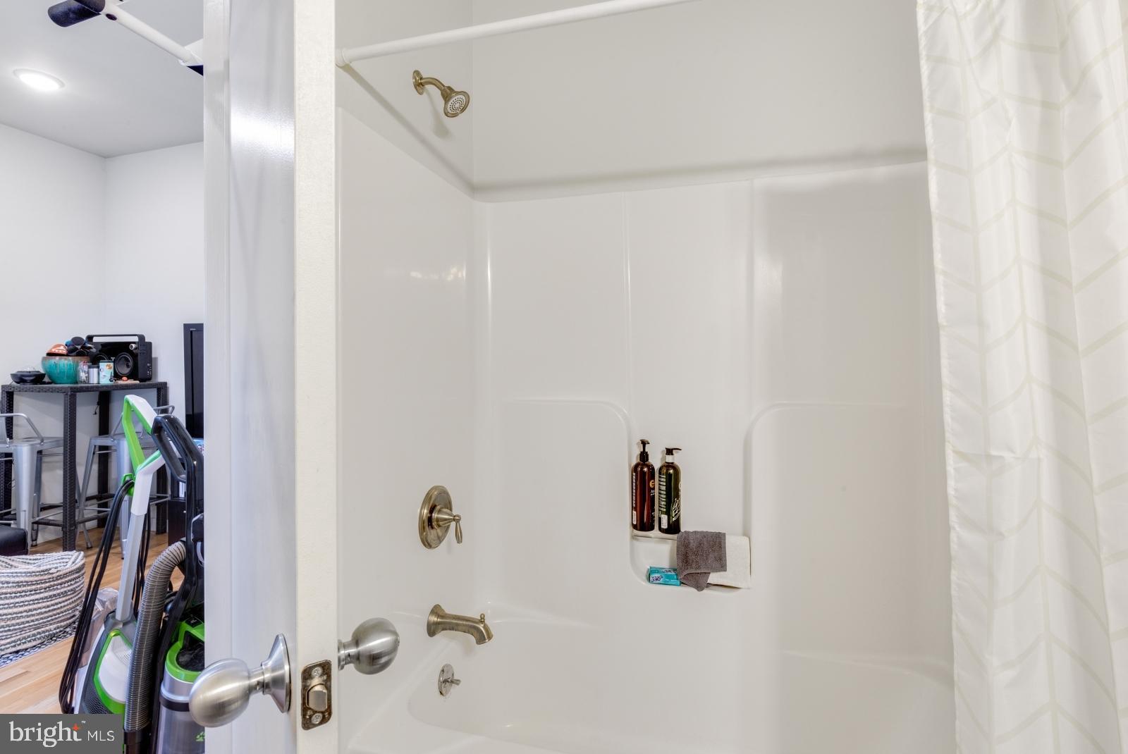 NORRIS SQUARE - Residential Lease