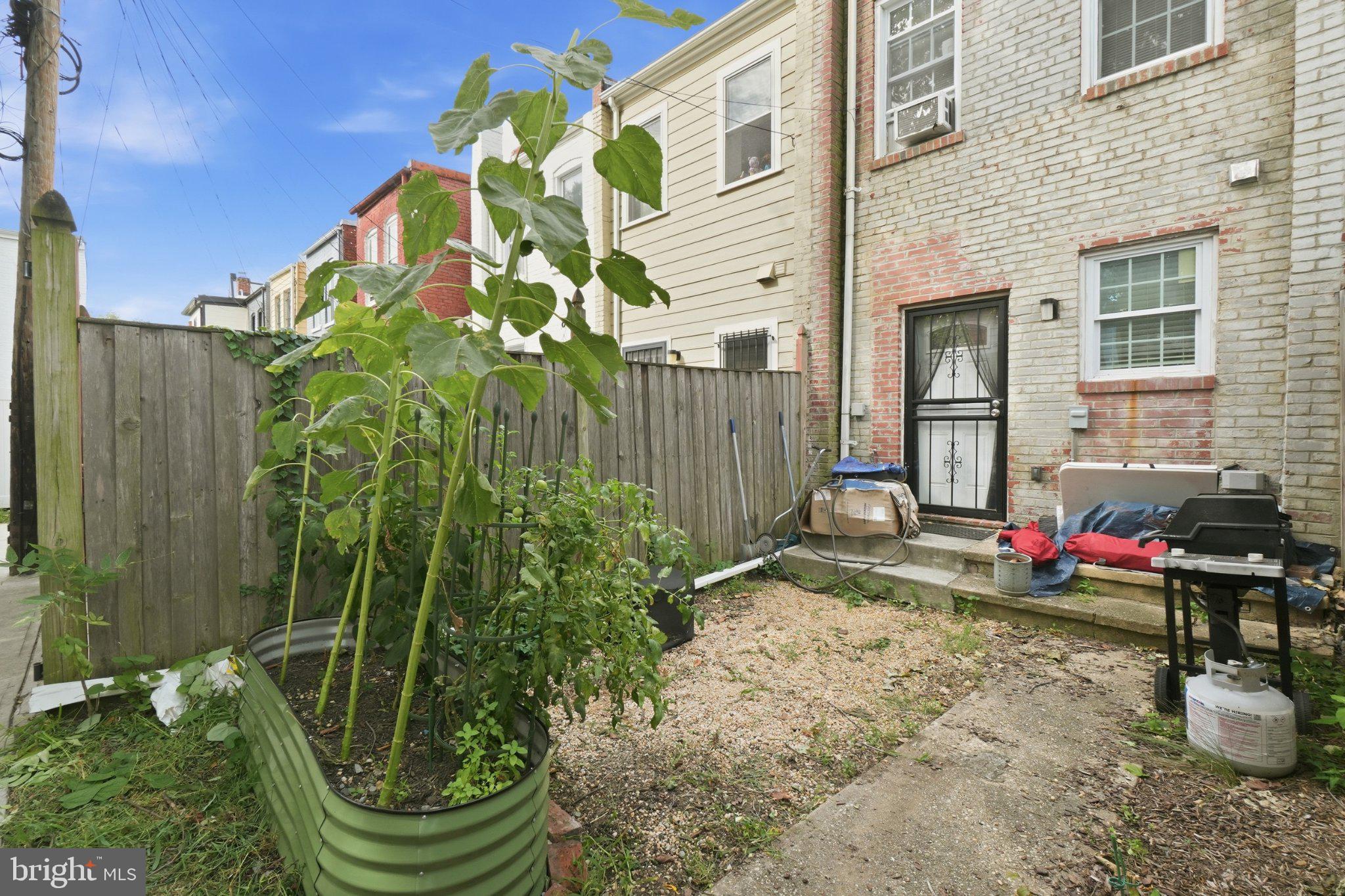 13 16TH STREET NE