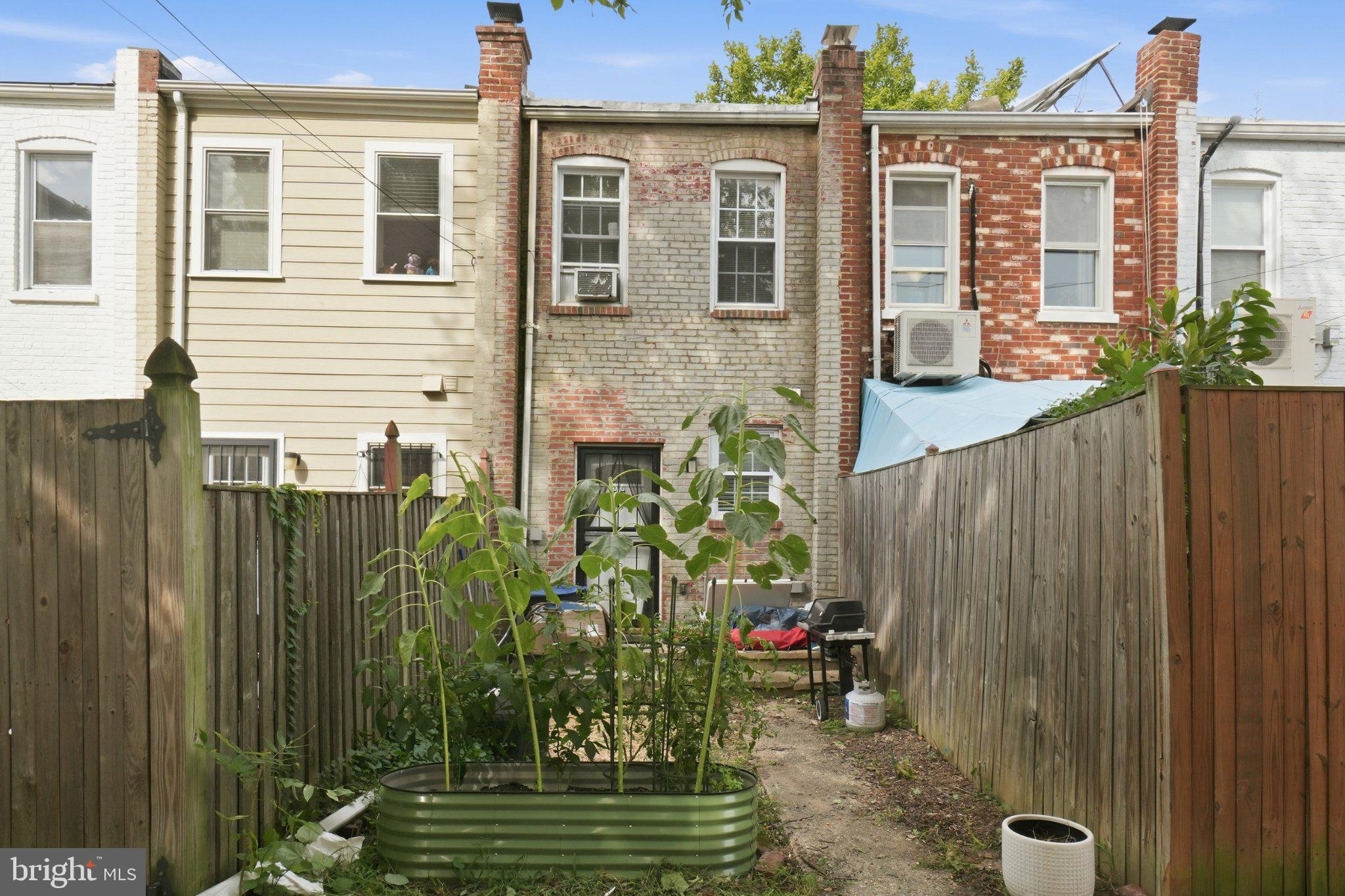 13 16TH STREET NE