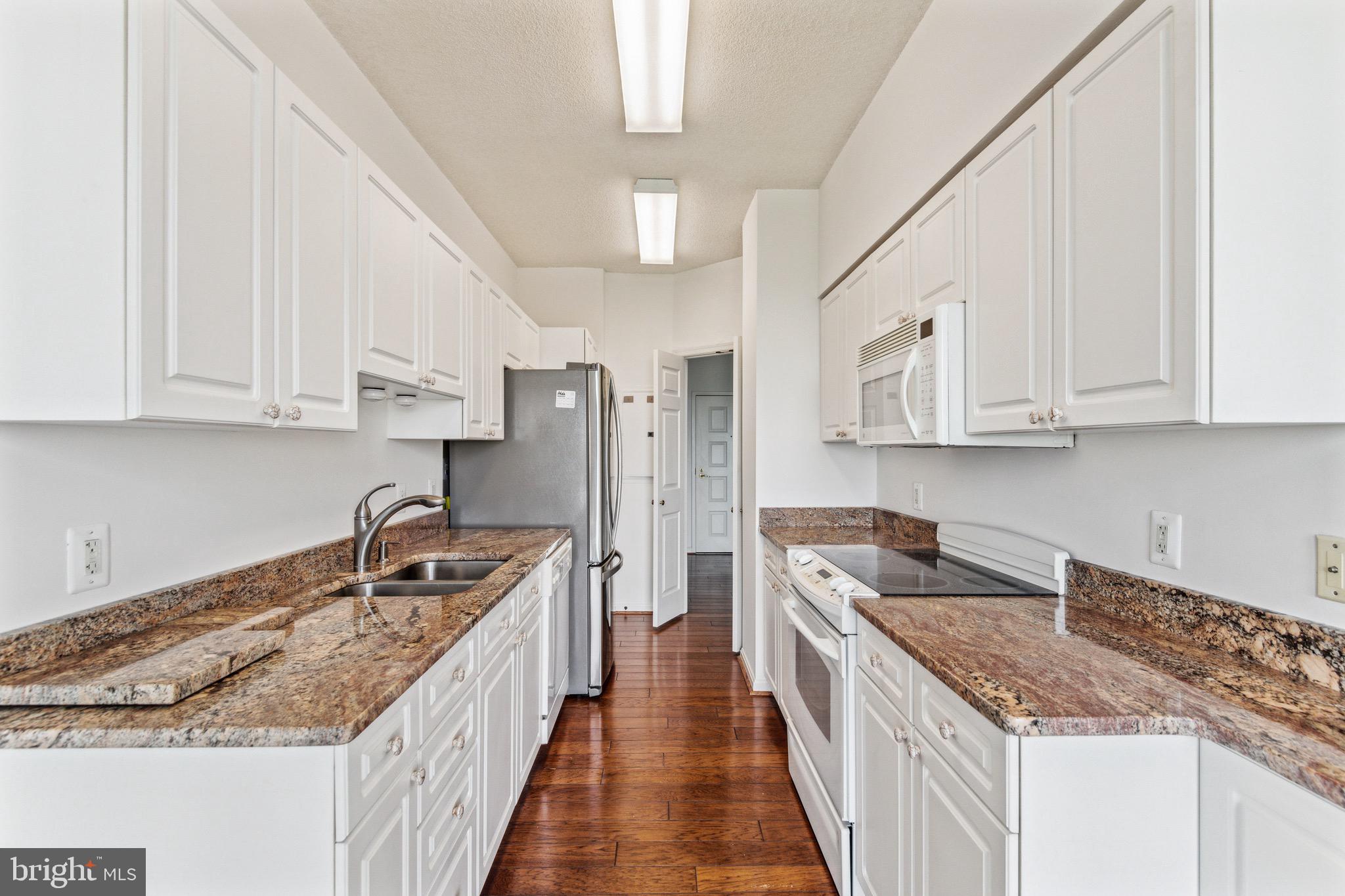 VANTAGE POINT EAST @ LEISURE WORLD - Residential