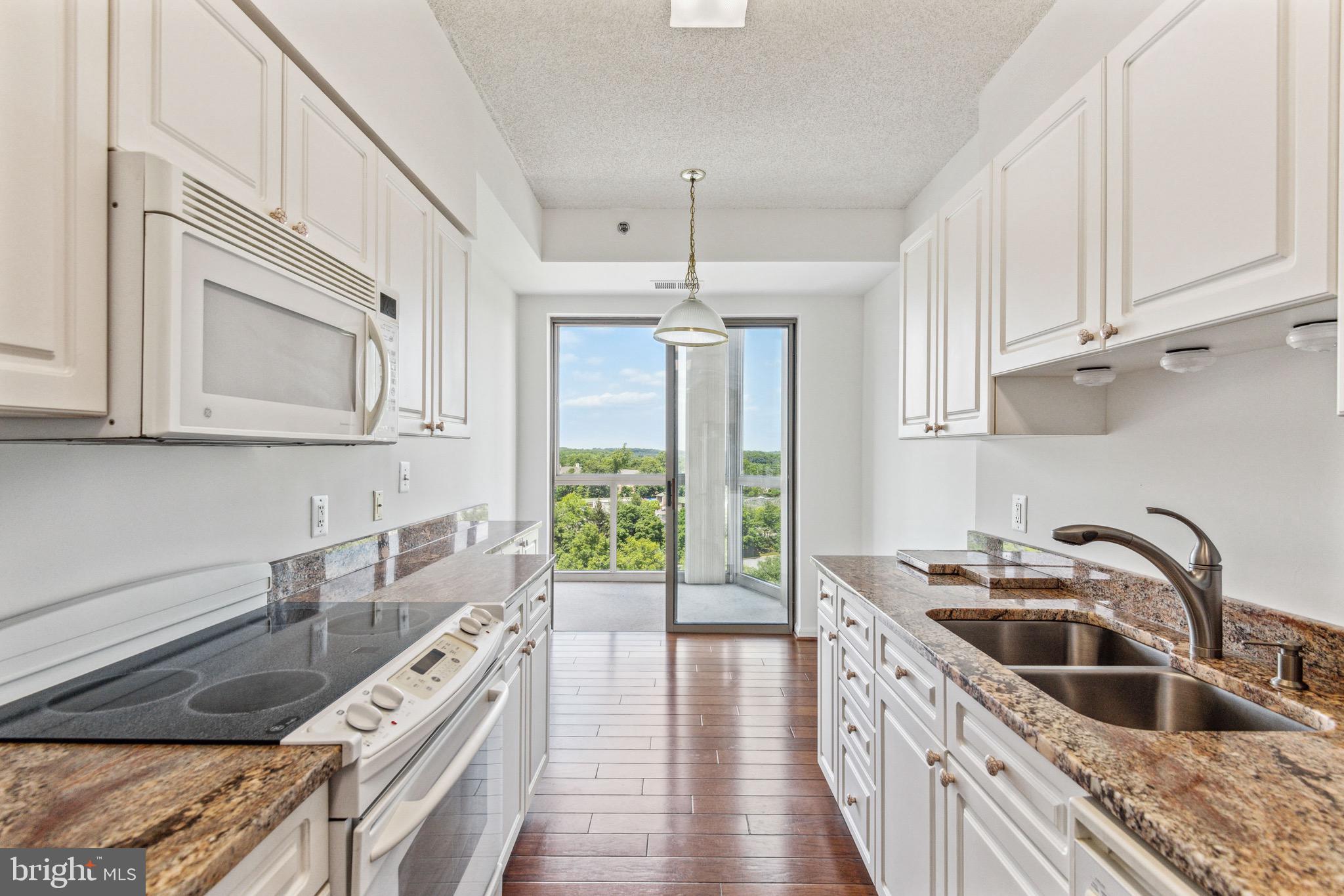 VANTAGE POINT EAST @ LEISURE WORLD - Residential