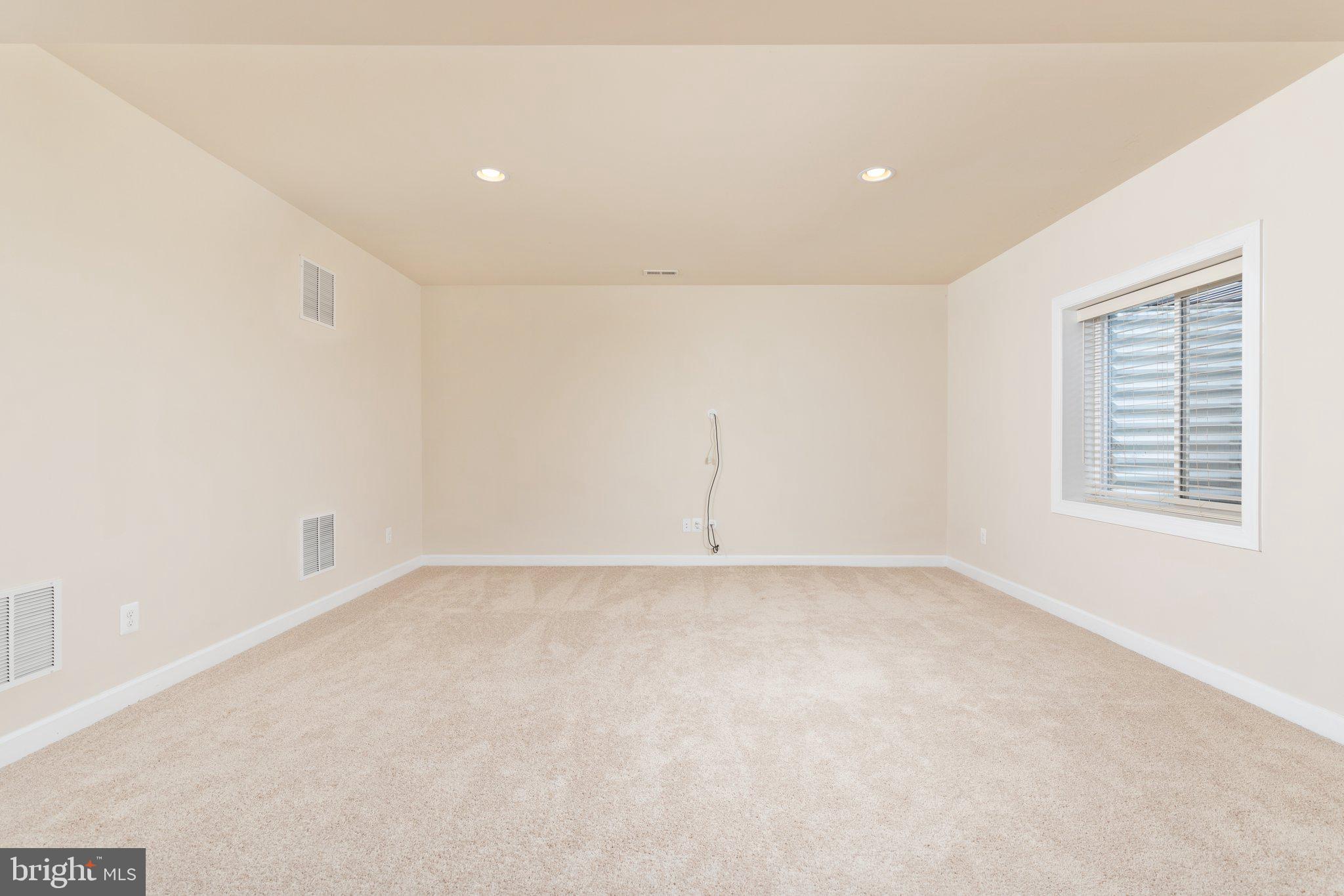 ONE LOUDOUN LAND BAY B - Residential Lease