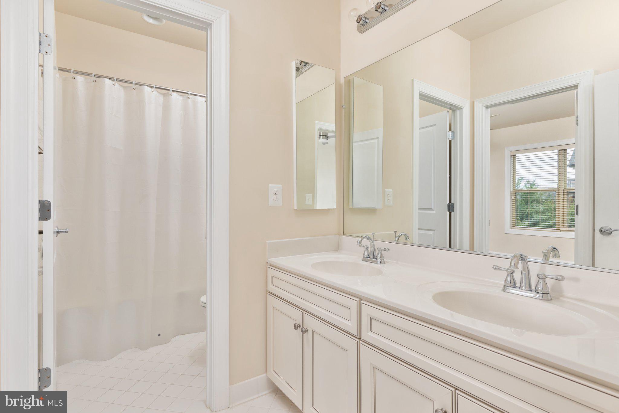 ONE LOUDOUN LAND BAY B - Residential Lease