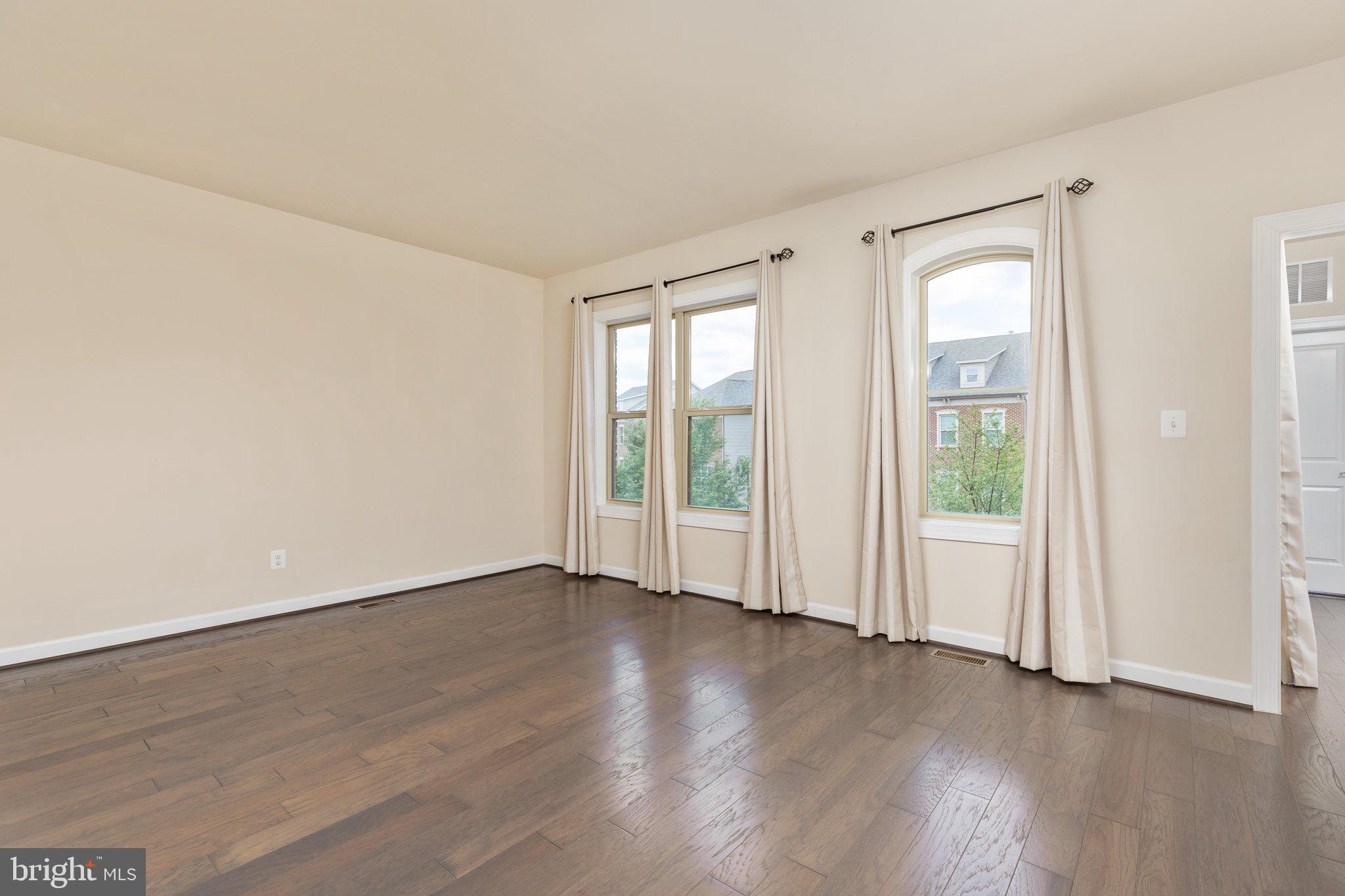 ONE LOUDOUN LAND BAY B - Residential Lease