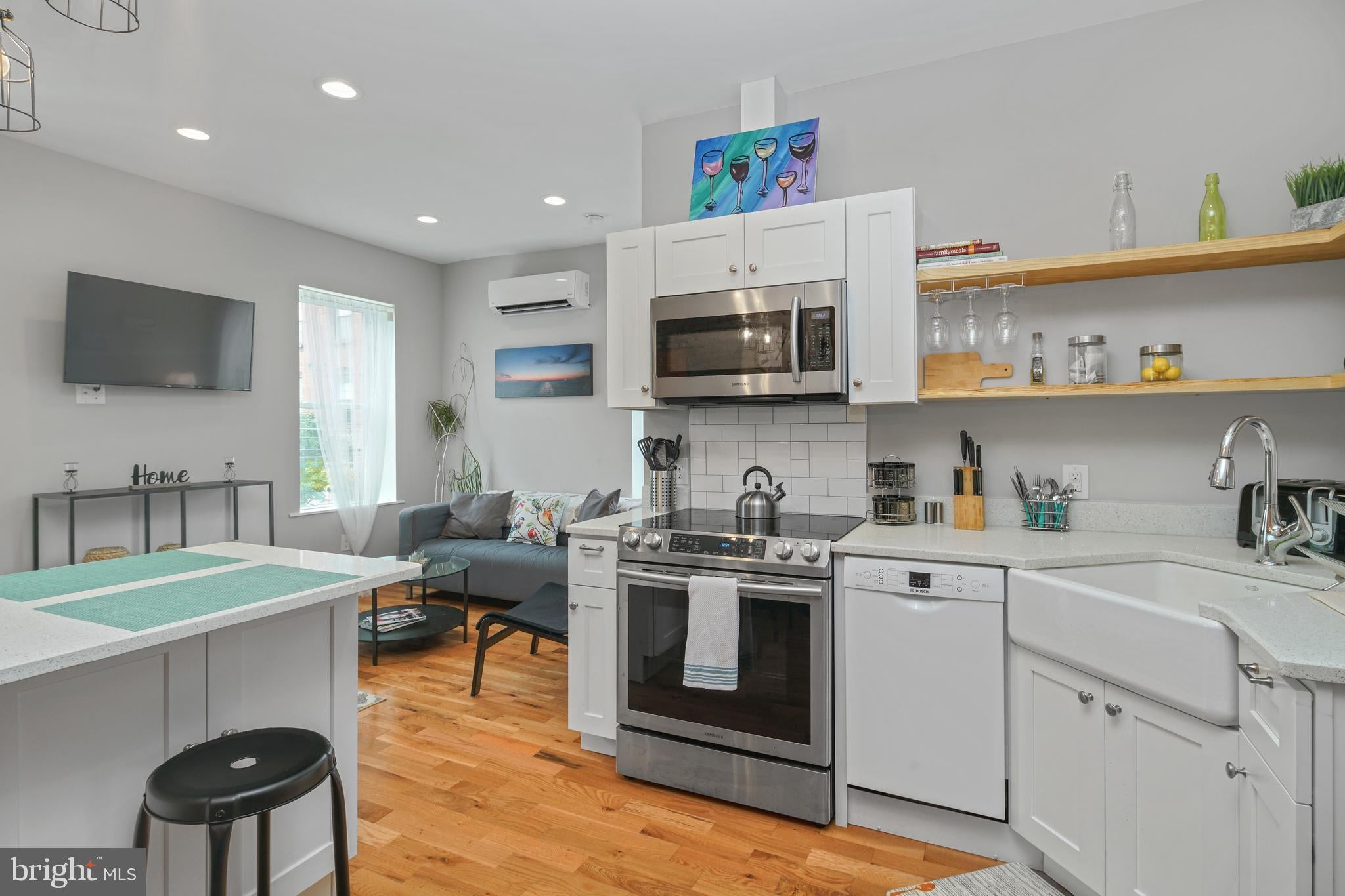 2049 E HAGERT STREET UPPER