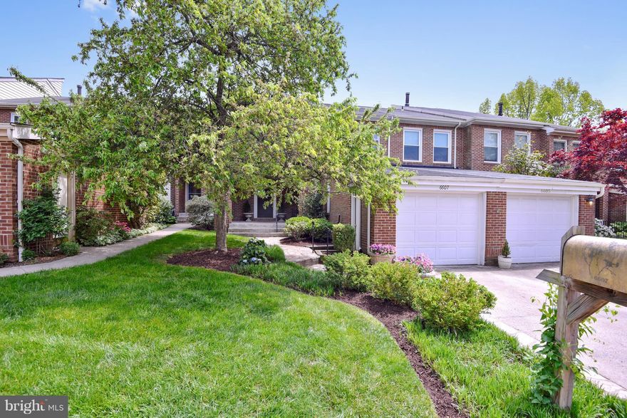 Beautifully maintained & updated throughout is this 4 Brm 3-1/2 Ba Ths in desirable Charlesbrooke-Spacious kitchen w/SS appl's, granite ctops & breakfast area-Mbrm suite w/vaulted ceiling, sitting rm, beautiful mas bath & exc closet space-Lrm w/FP & wet bar-Open flr plan-Gleaming wood flrs-1 car gar-Lower lvl clubrm, 4th Brm & Ba, sunrm & sep laundry rm-Nbhood pool & tennis cts-Private patio.