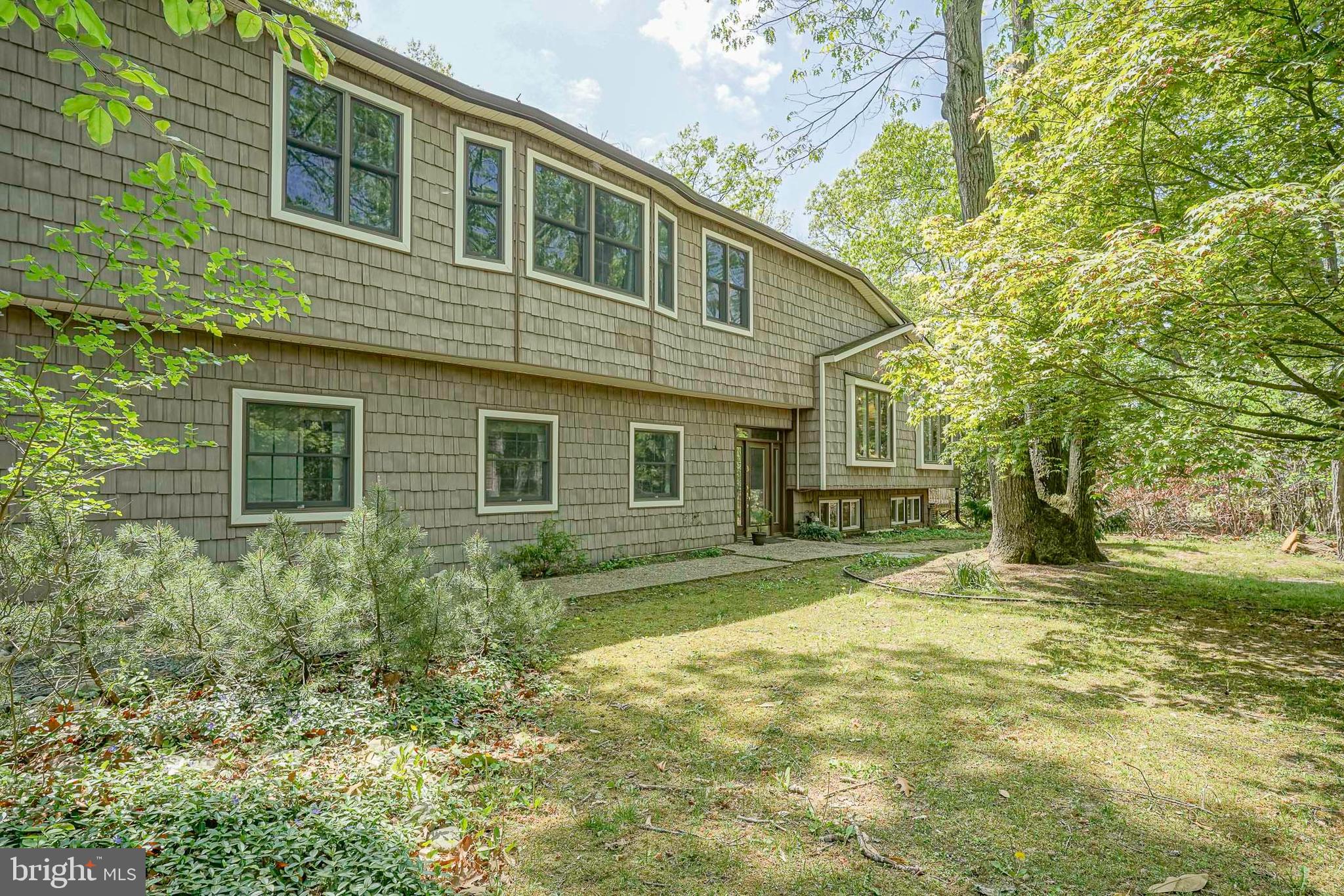 11 LIPPINCOTT AVENUE