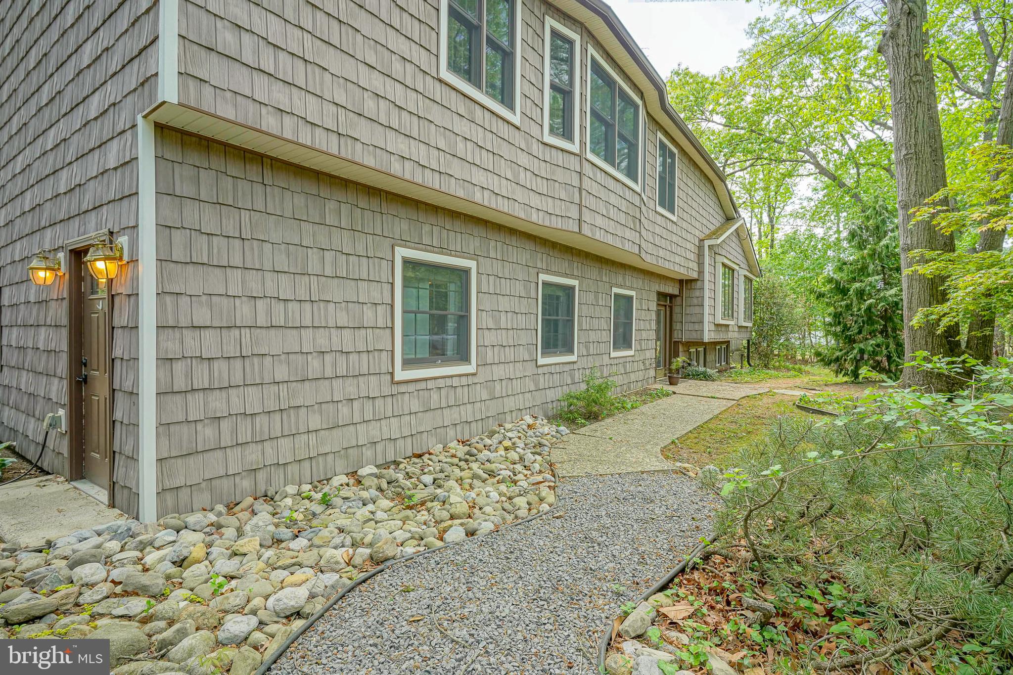 11 LIPPINCOTT AVENUE