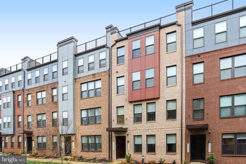 Photo of 44499 Wolfhound Square, ASHBURN, VA 20147 (MLS # VALO2118042)