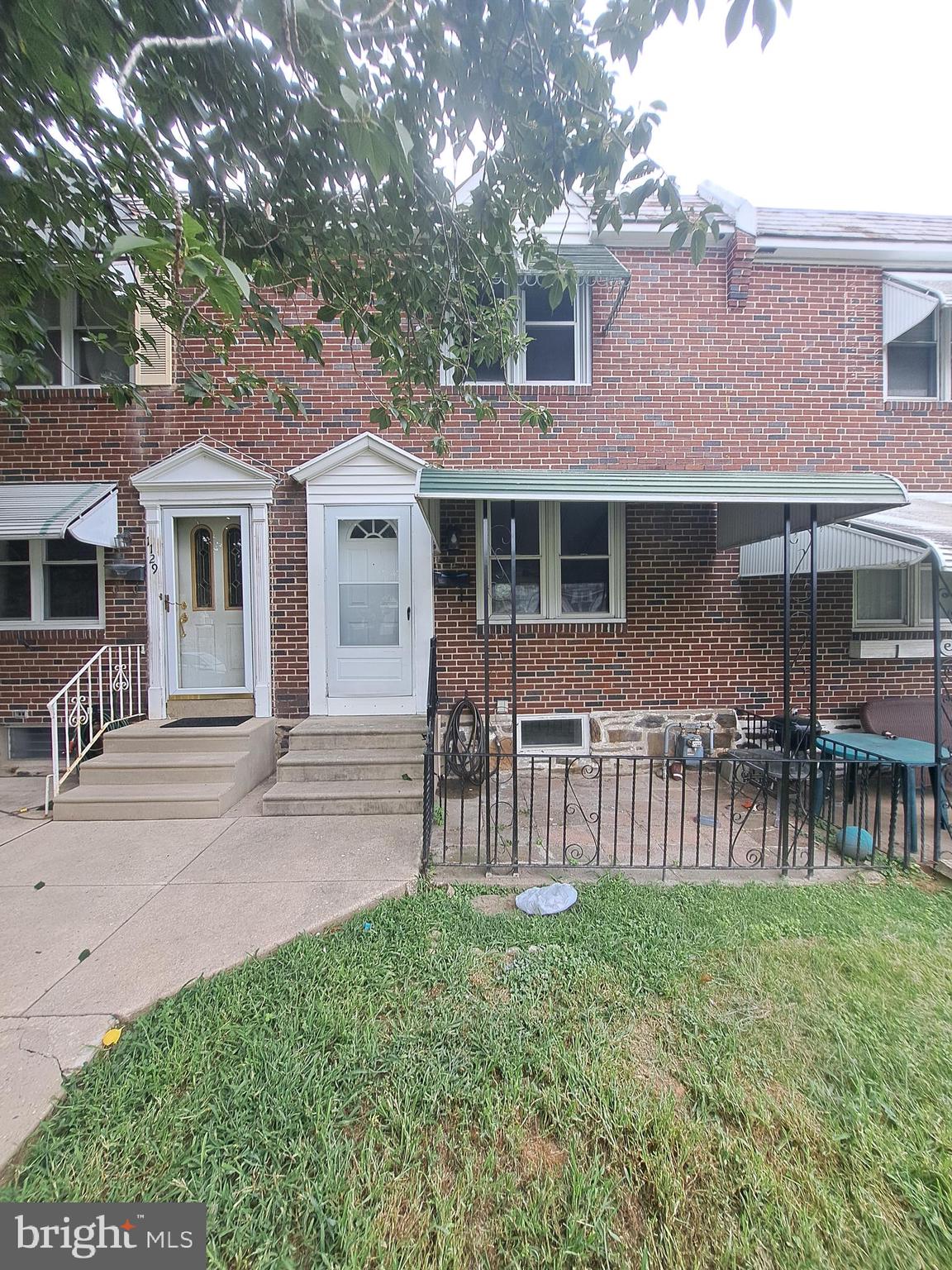 ✨ Step inside the stunning, newly renovated 1127 Kenwood Rd — a perfect blend of modern upgrades and classic charm, as well as updated central a/c — ideal for homeowners or investors seeking style, functionality, and value.
🛋️ Main Level:
You’ll love the open and airy living and dining area with fresh paint, luxury vinyl plank flooring, and stylish finishes that flow seamlessly throughout. The space is perfect for entertaining or cozy evenings at home.
🍳 Kitchen Goals:
The gourmet kitchen features brand new white shaker cabinets, granite countertops, subway tile backsplash, and stainless steel appliances — all centered around a layout that maximizes counter and storage space.
🛁 Modern Bath:
The newly tiled bathroom boasts a sleek vanity, black matte fixtures, cozy skylight and a spa-inspired tub and surround for a polished, high-end feel.
🛏️ Finished Basement:
Bonus space! The fully finished basement is perfect for a second living room, media room, office, or guest area — with new carpet, fresh paint, and a stylish stairway design.
🏠 Exterior Features:
Solid brick construction, charming front patio, and a rear garage with off-street parking make this property both functional and inviting. Low-maintenance exterior with excellent curb appeal.
📍 Location:
Located on a quiet street ending in a secluded cul-de-sac, centrally located near schools, shopping, and public transit, this home offers the perfect balance of peaceful community living with city convenience.