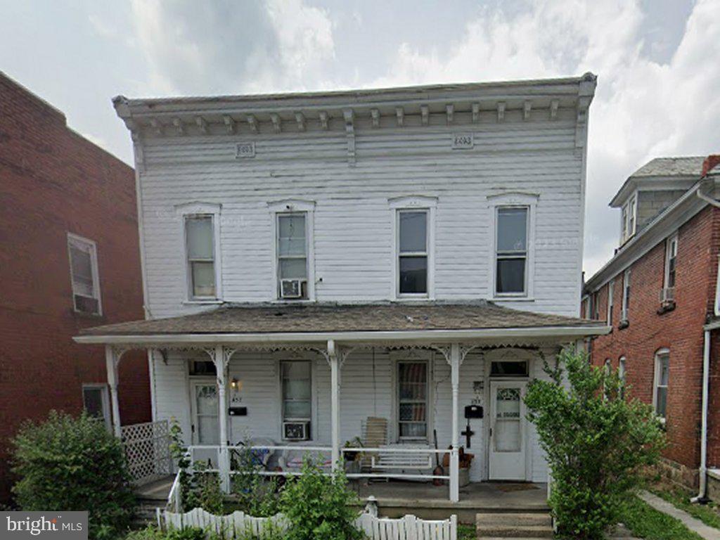 This adorable 4 unit building is conveniently located near amenities. It is currently managed by a professional
property management company and transfer options are available. These affordable units are easy to rent
with low maintenance costs. One lower unit is occupied and three units are vacant with cosmetics repairs
needed.